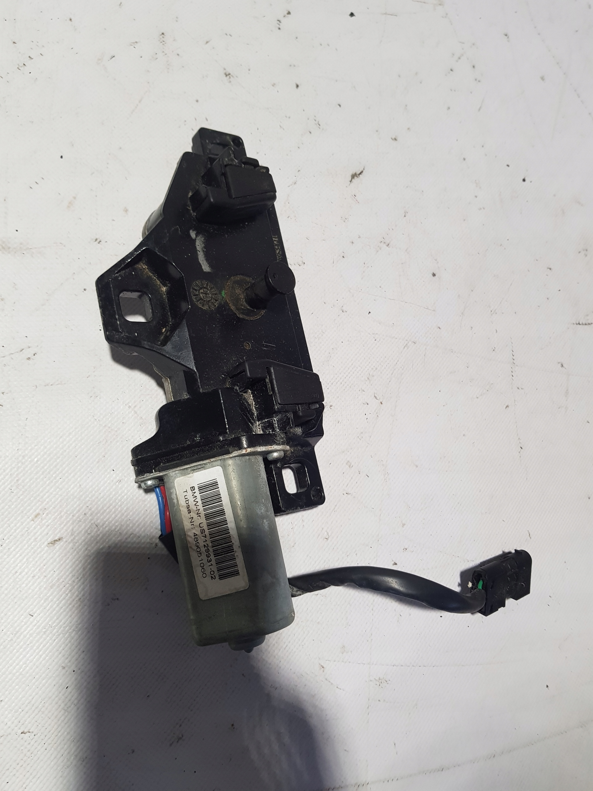 lock bonnet BMW E61 US7129931 489051060