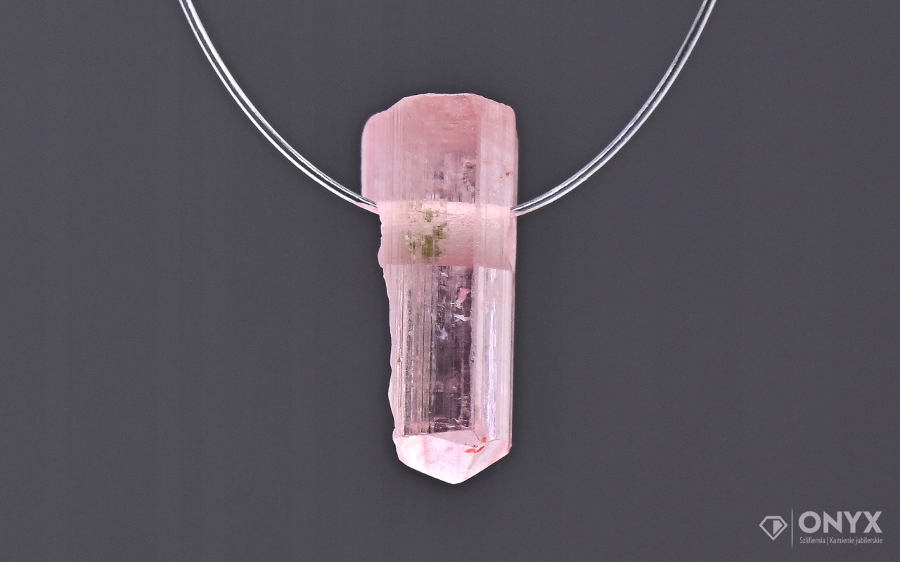 Turmalín provrtaný přírodní křišťál 9x4 mm