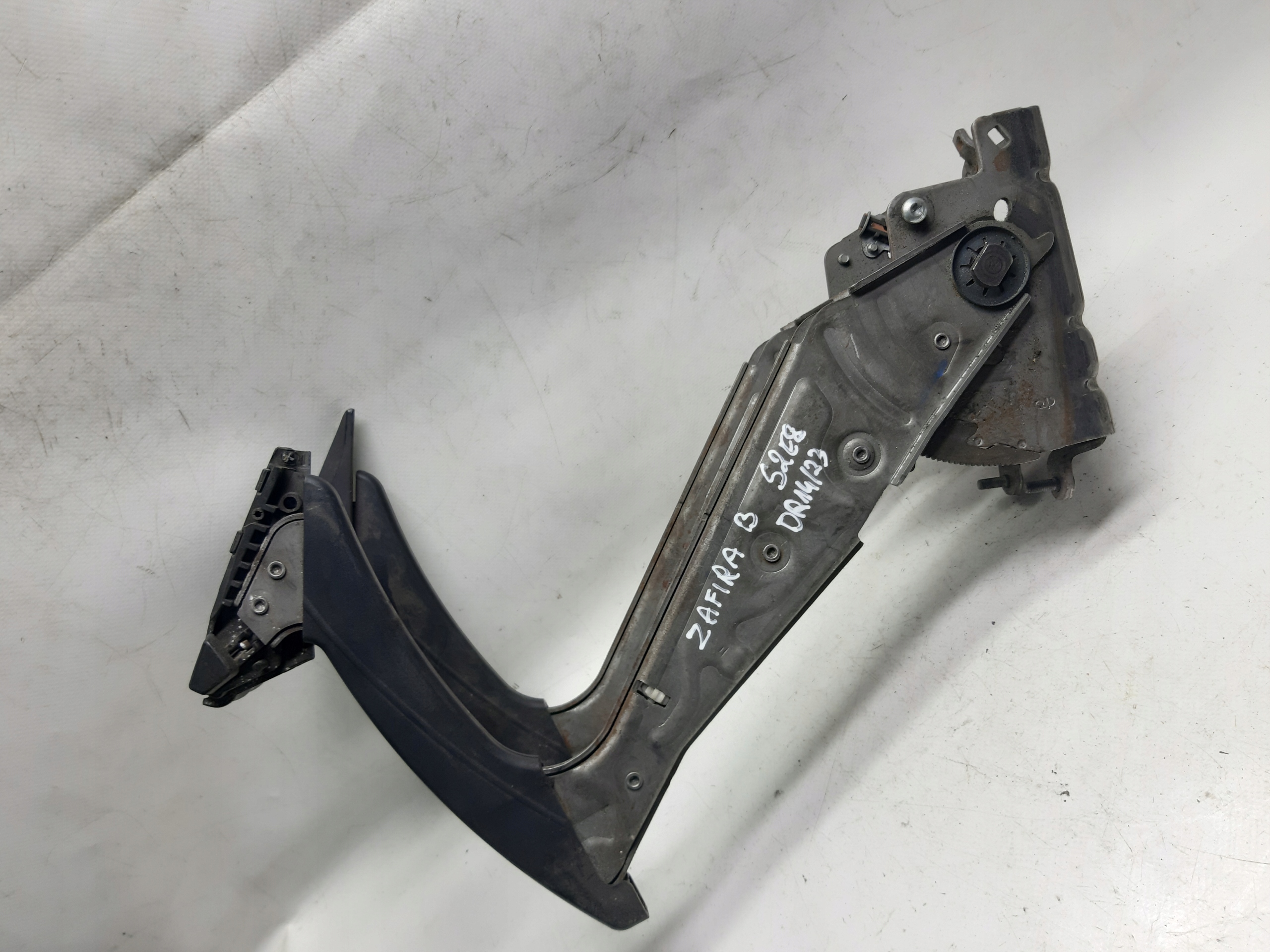 13237304 - РЫЧАГ РУЧНОГО ТОРМОЗА OPEL ZAFIRA B