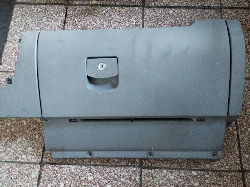 SCHOWEK PASAŻERA 1c1880300 VOLKSWAGEN NEW BEETLE Jakość części (zgodnie z GVO) O - oryginał z logo producenta pojazdu (OE)