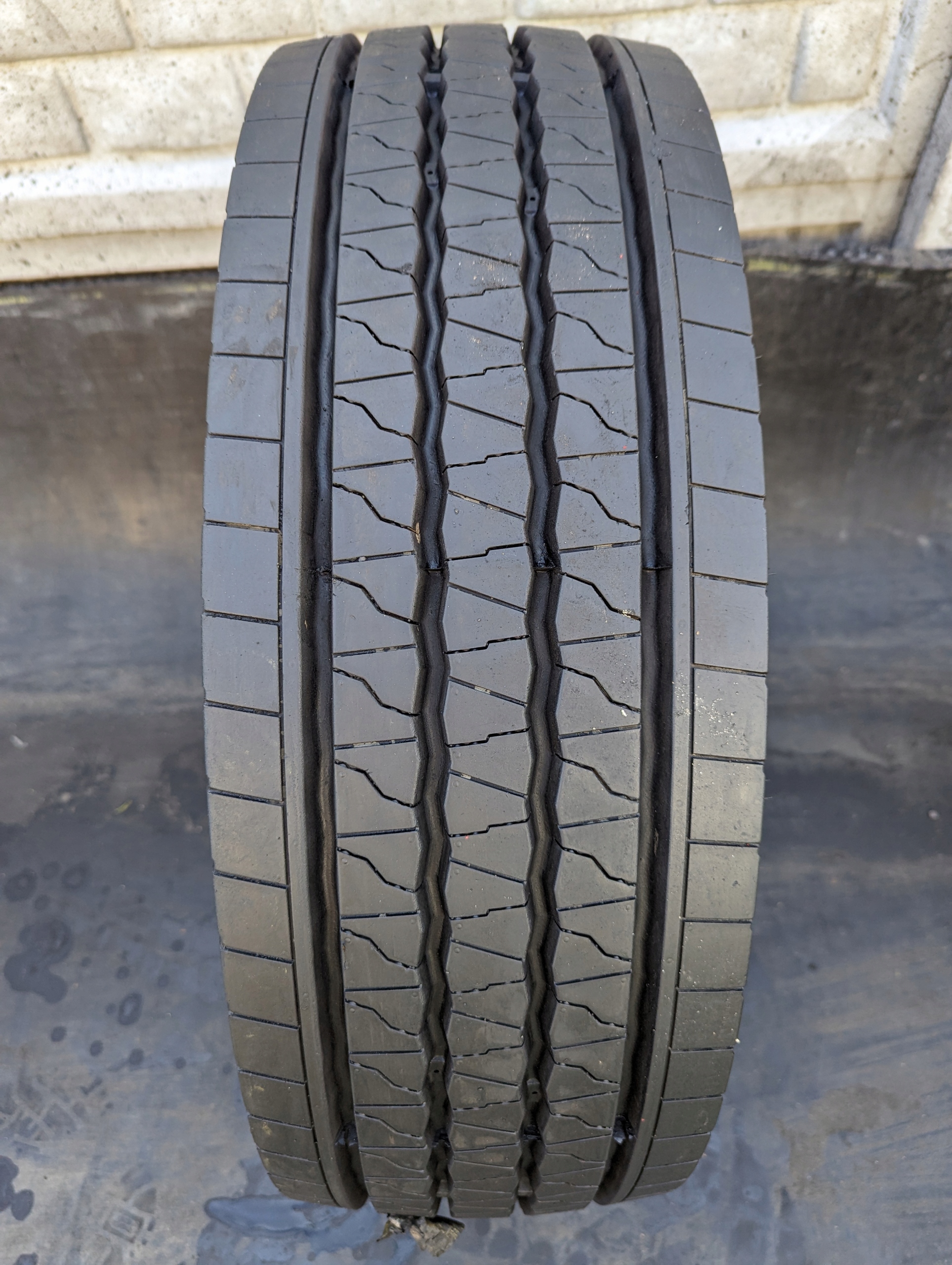 235/75R17.5 Hankook AH35 przód