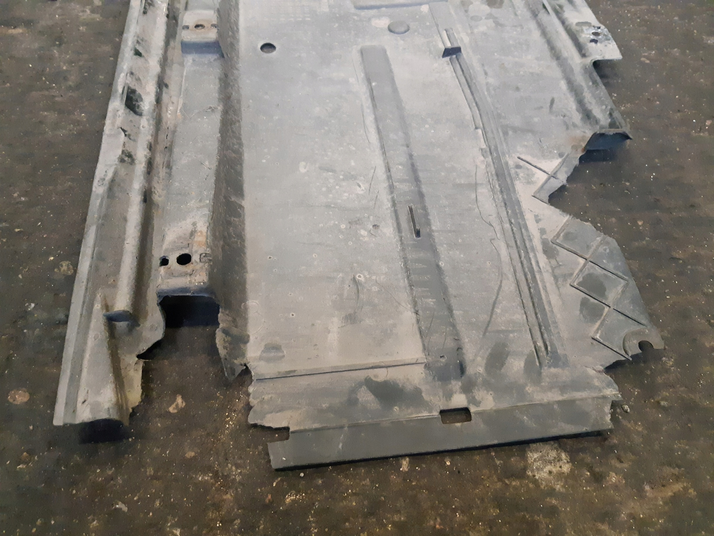 AUDI A4 B8 A5 Blende Abdeckung abdeckung des Bodens Unterfahrschutz rechts