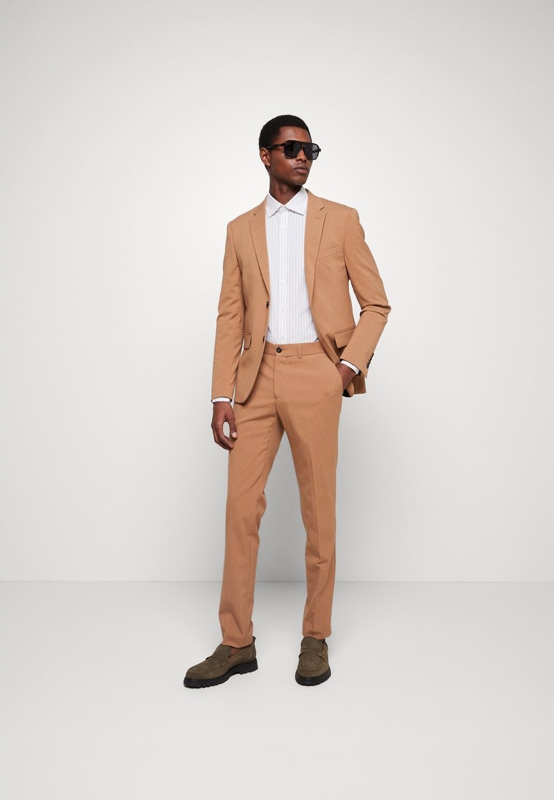 Garnitur slim fit, koniakowy Lindbergh 46 Rozmiar 46