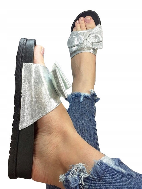 

Miękkie wygodne srebrne klapki z kokardą 39