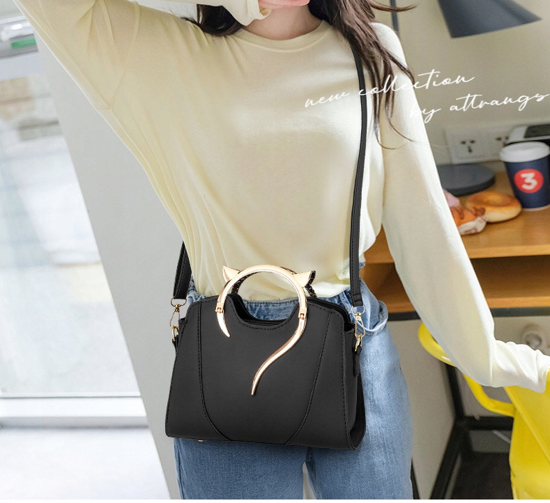 Damska czarna torebka ze złotym uchwytem z uszkami skóra ekologiczna Model Wiele kieszeni