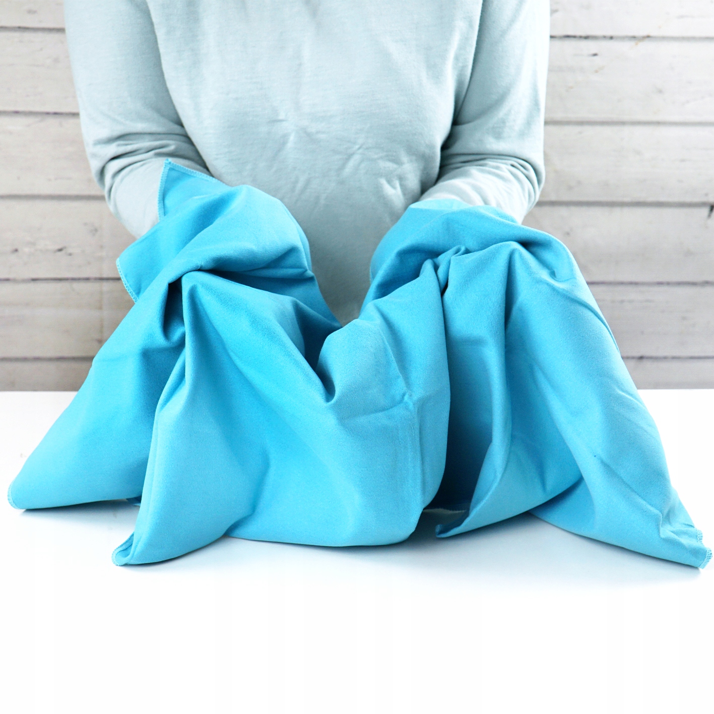 RĘCZNIK 70x140 SZYBKOSCHNĄCY + SIATKA Kolor dominujący odcienie niebieskiego