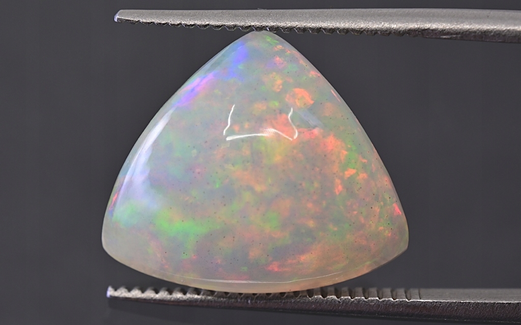 Opál z Etiopie kabošon nepravidelný 14x12 mm