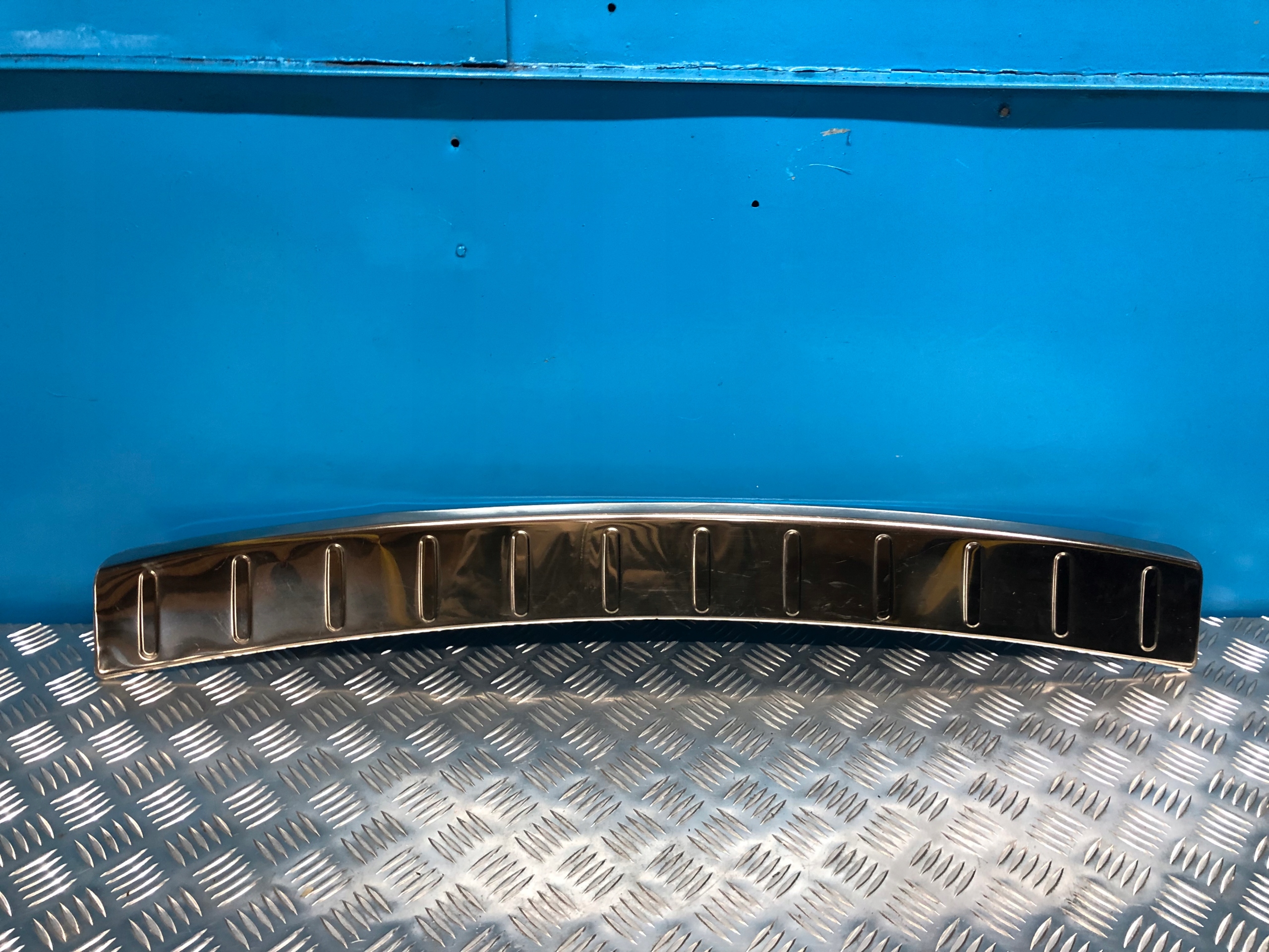 TOYOTA RAV4 III LIFT ХРОМОВАНА НАКЛАДКА ЗАДНЬОГО БАМПЕРА