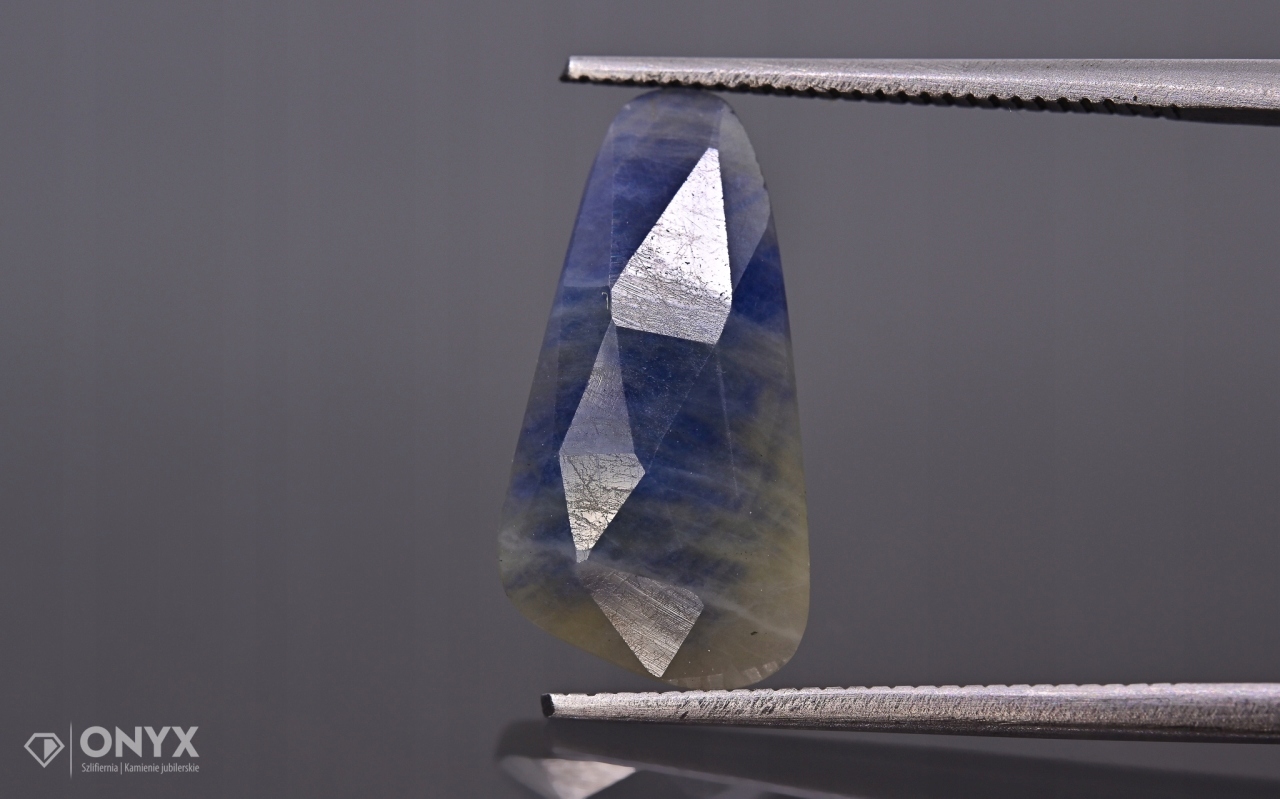 Safír fasetovaná nepravidelná rozeta 15,5x8,5 mm