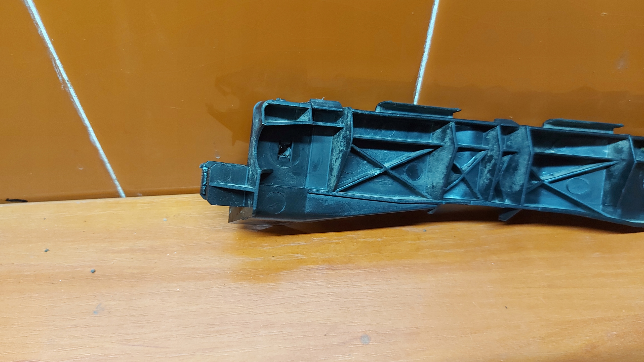 bumper bracket left front TOYOTA AVENSIS T25 03