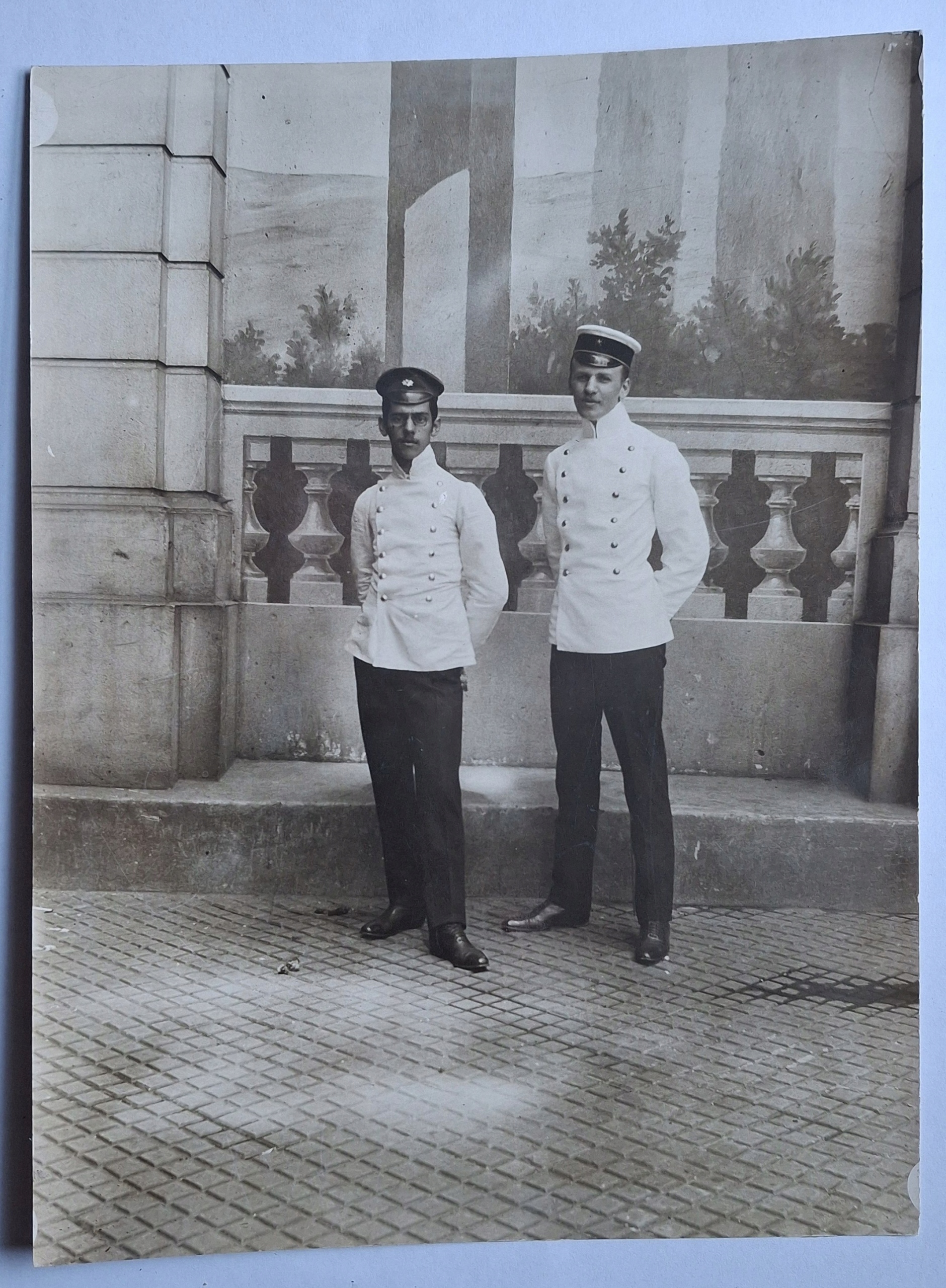 DWÓCH MŁODZIEŃCÓW W MUNDURKACH - STARA FOTOGRAFIA