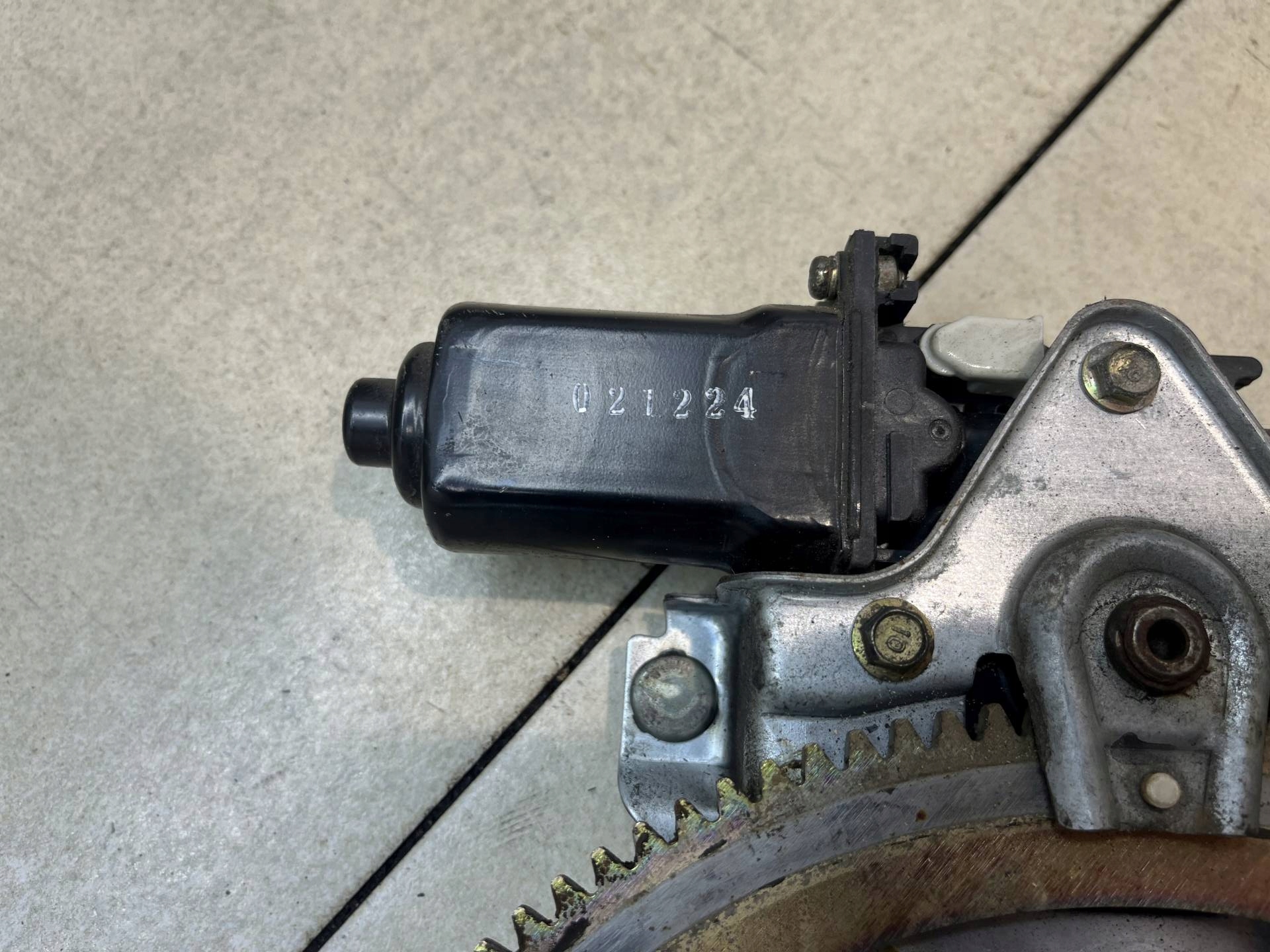window regulator right rear part KIA SORENTO and 2.5 CRDI XH102PA