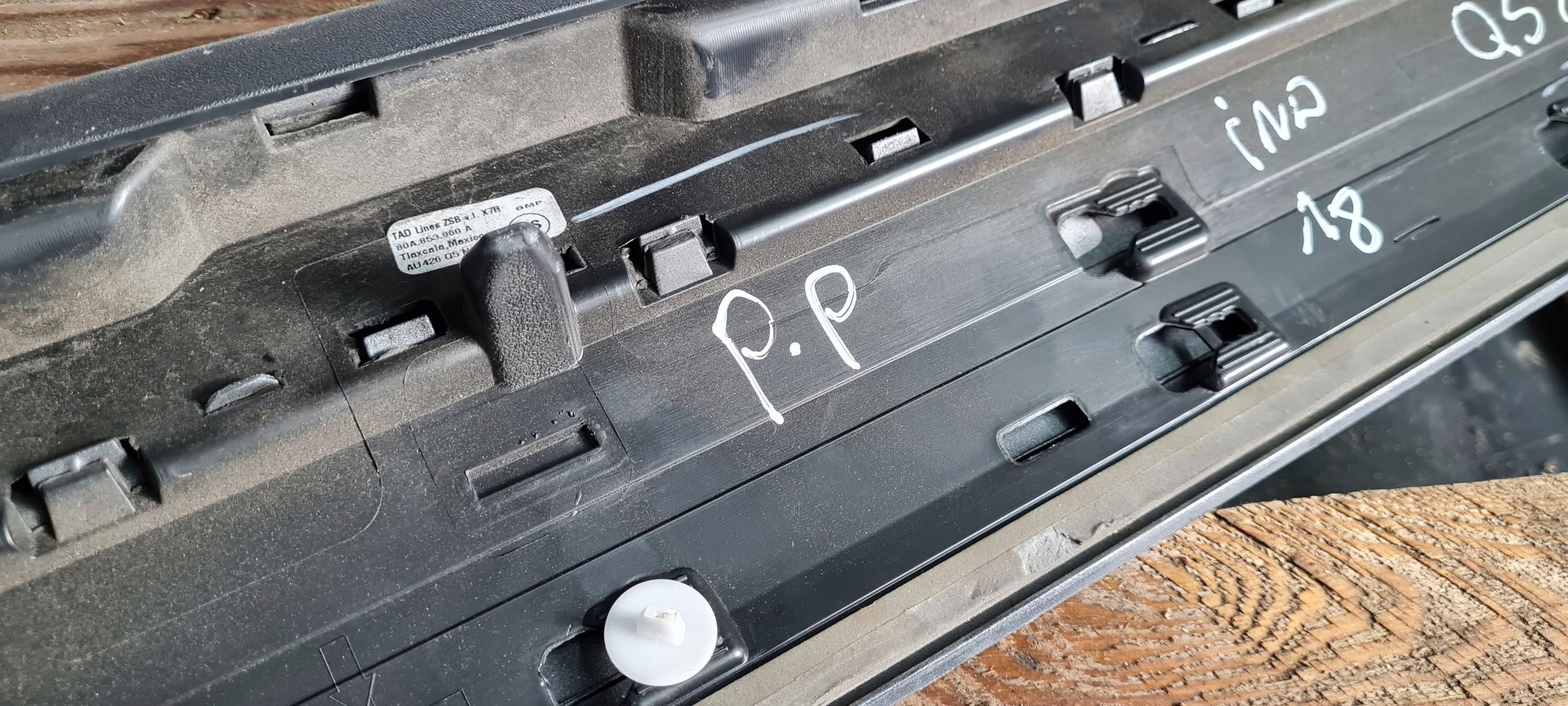 Q5 80A moulding cap door right right front LX7R 80A853960A