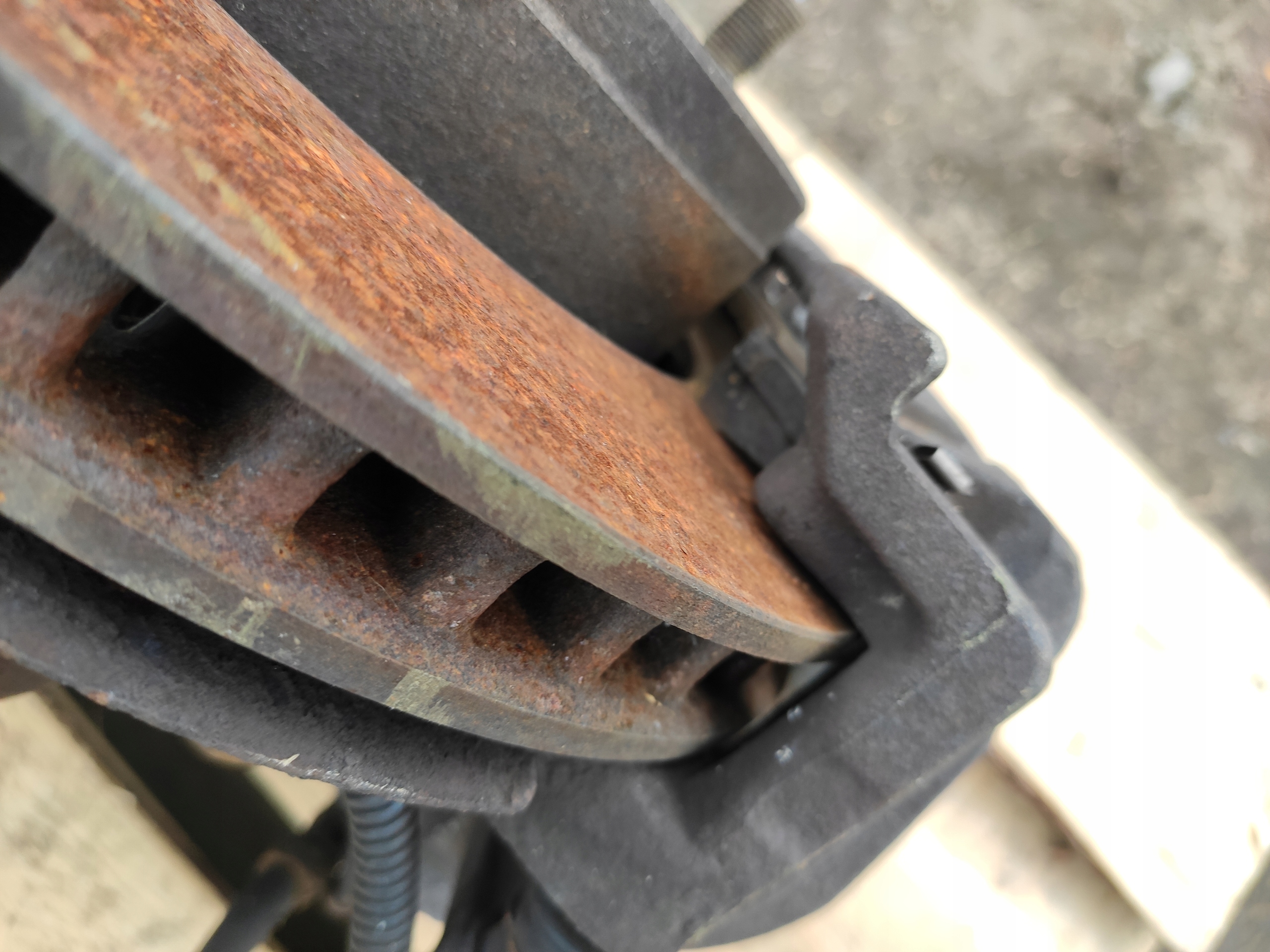 CHEROKEE LIBERTY KK 2.8 07-12r. поворотный кулак, цапфа полуось диск суппорт перед