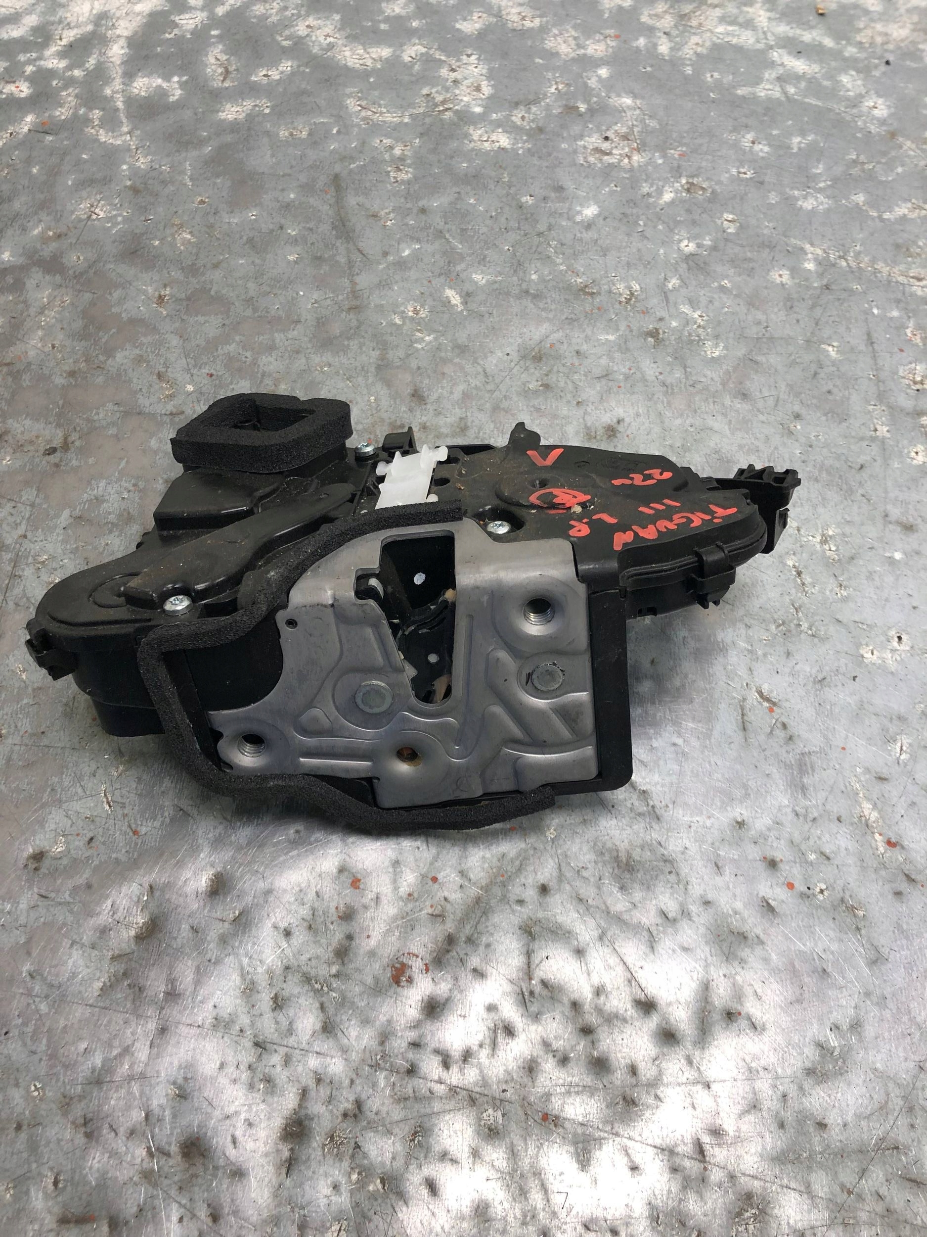 lock door left front VW TIGUAN III 571837015
