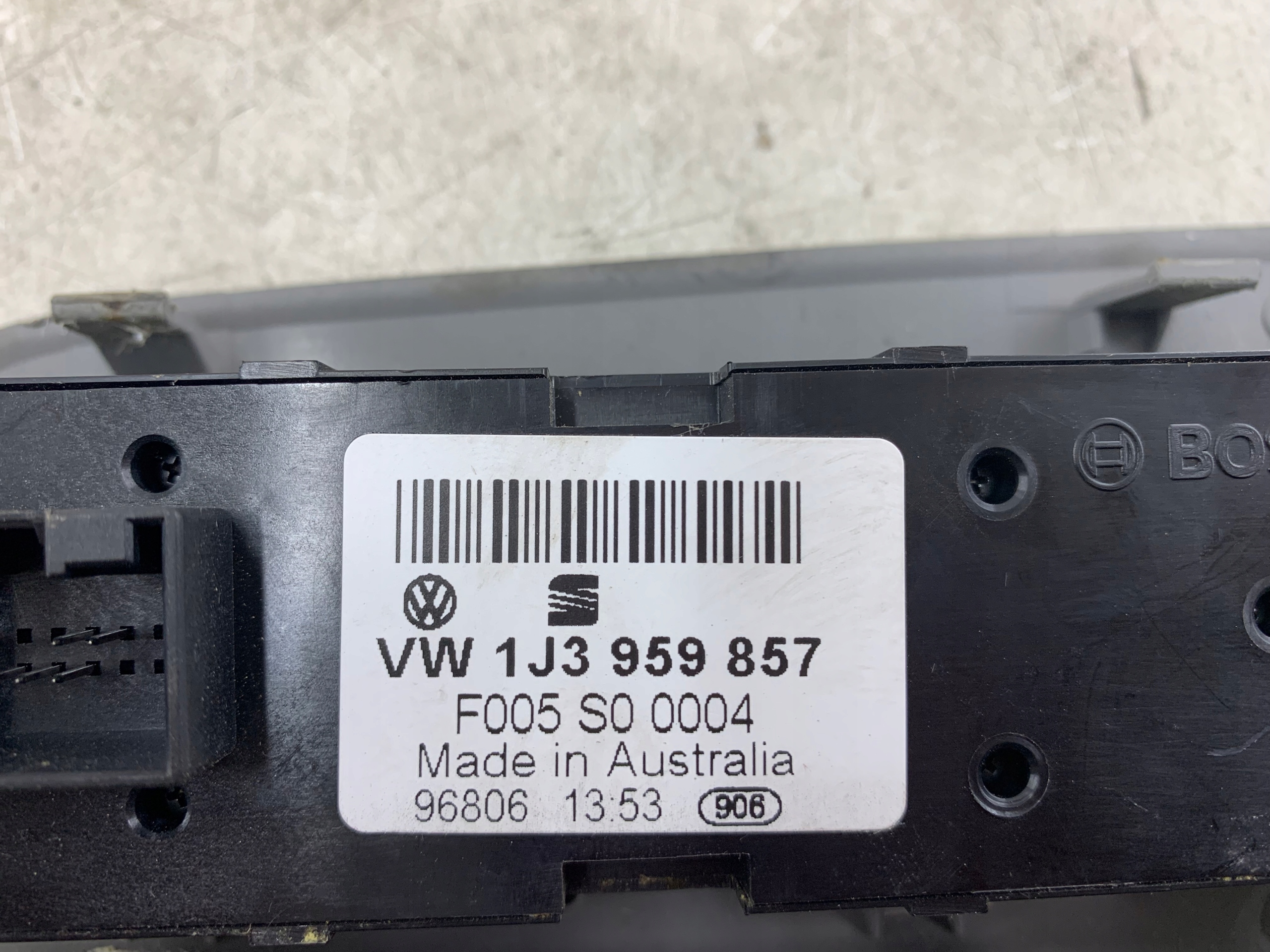 SKODA FABIA a VW GOLF IV PANEL okna levý předek 1J3959857