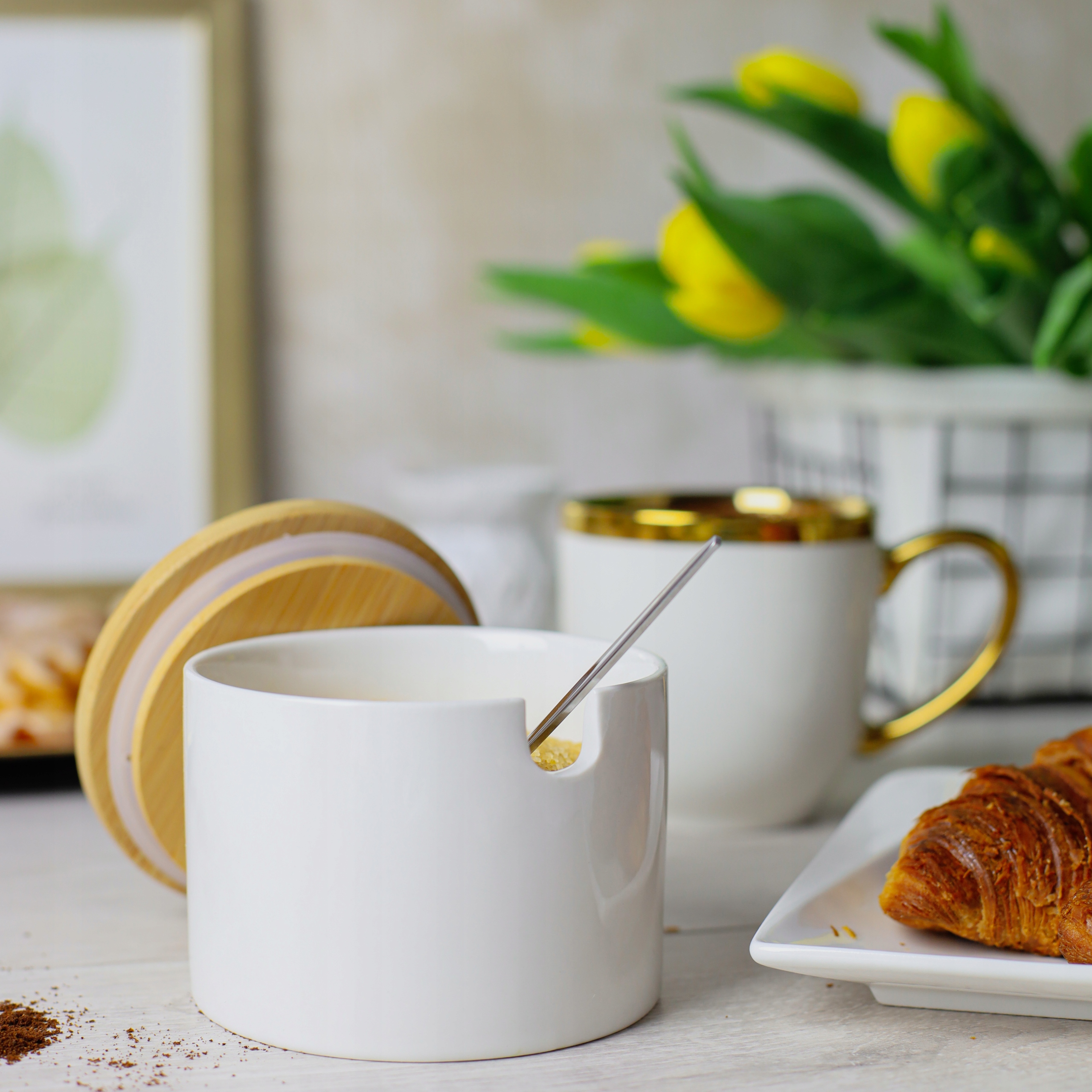 

Cukiernica Porcelanowa Z Pokrywką I Łyżeczką Biała
