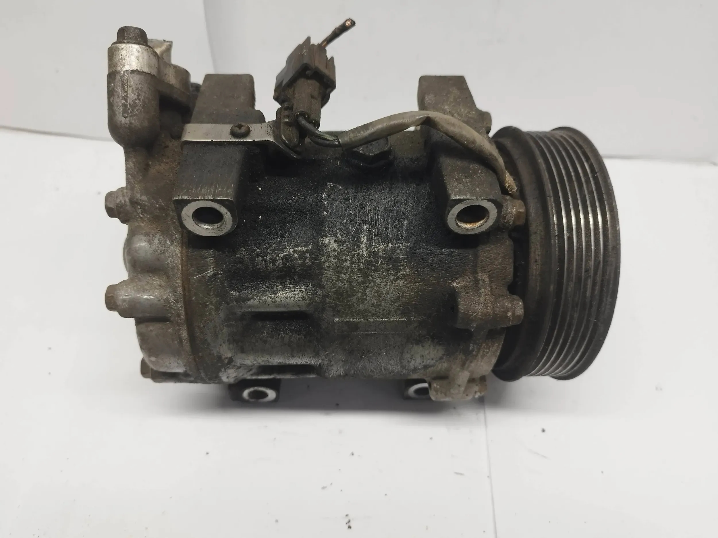 compressor; compressor of the air conditioning Ford 3M5H19D629SA