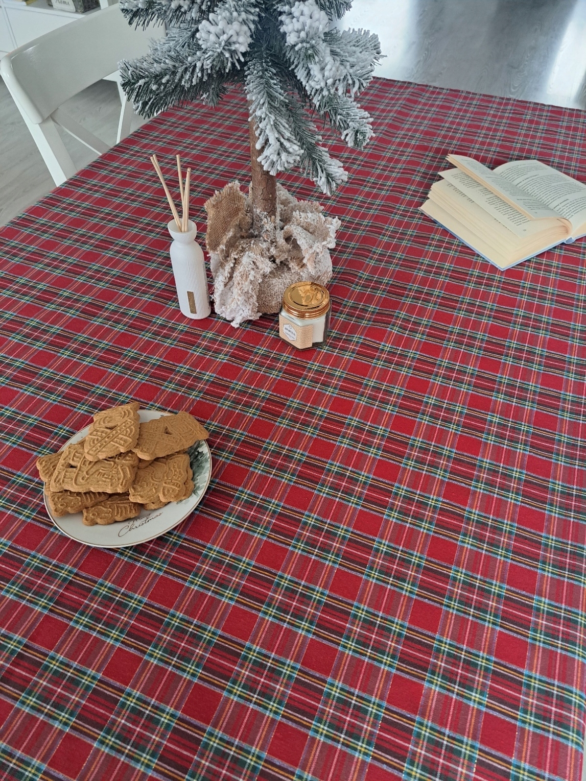 Ubrus 140x140 cm červená mřížka