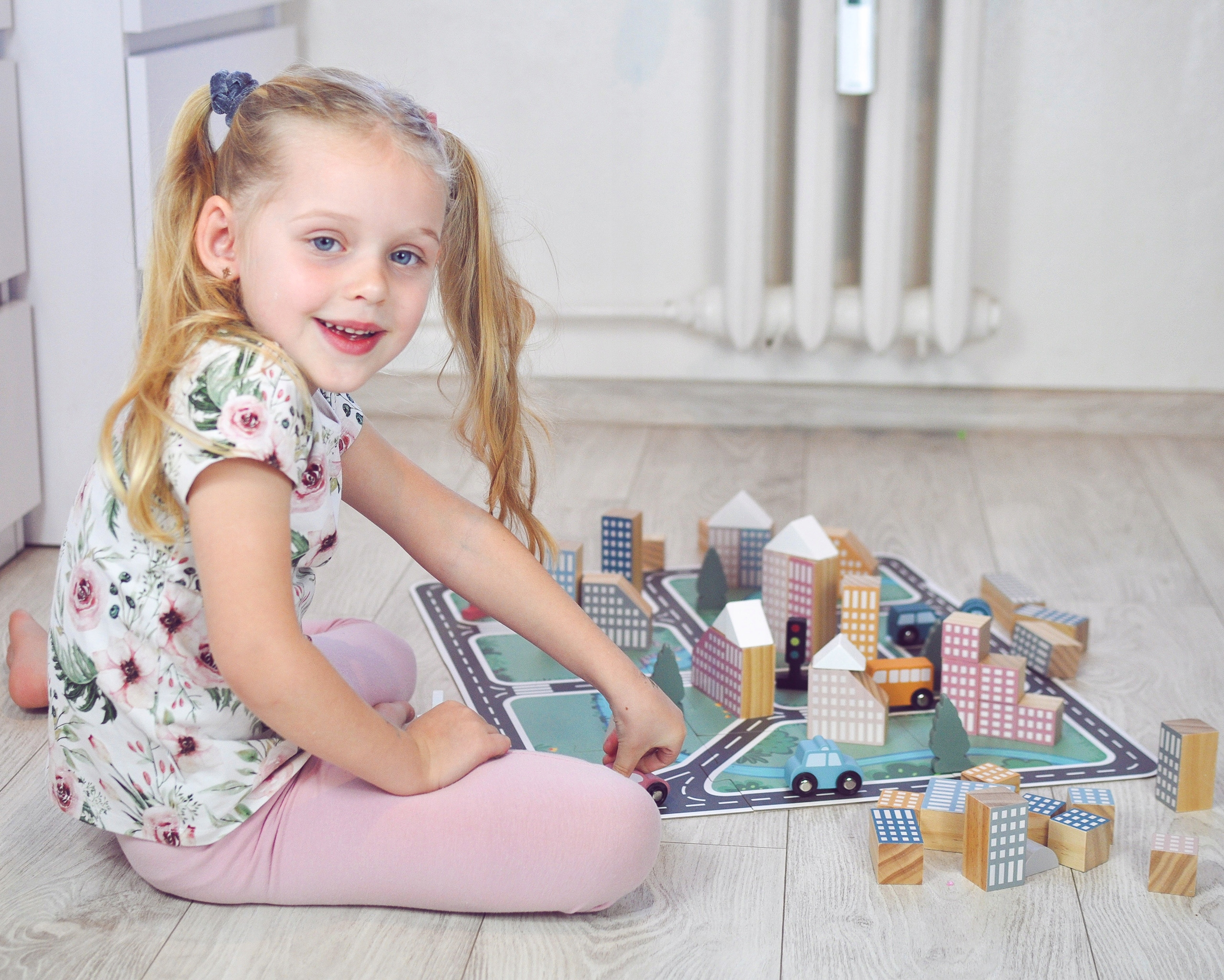 KLOCKI DREWNIANE W WIADERKU SAMOCHODZIKI BUDYNKI MIASTO MAKIETA VIGA POLARB Kod producenta 44040