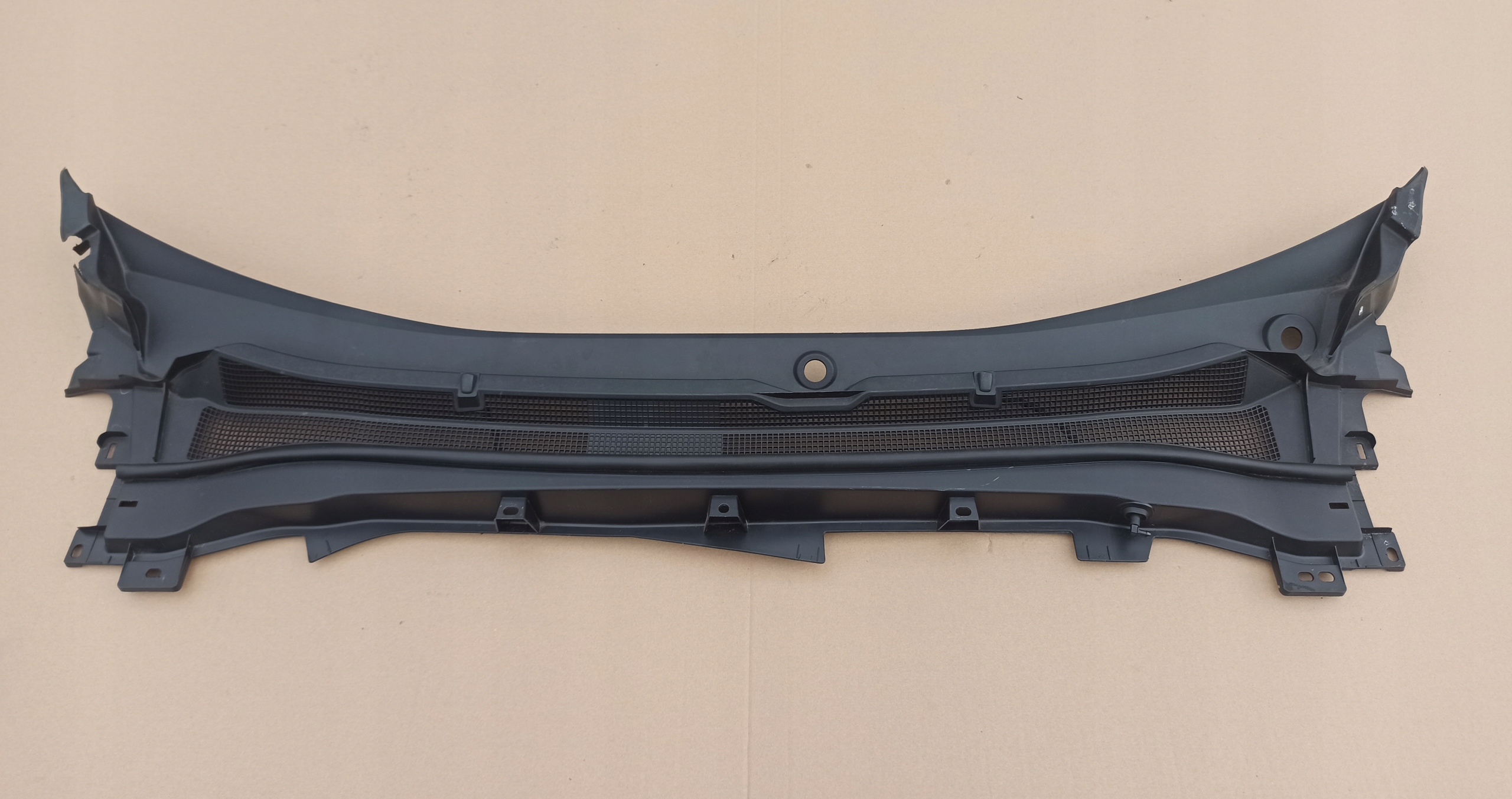 MUSTANG MACH E PODSZYBIE OSŁONA LJ8B-R02216-AEW Numer katalogowy części LJ8B-R02216-AEW