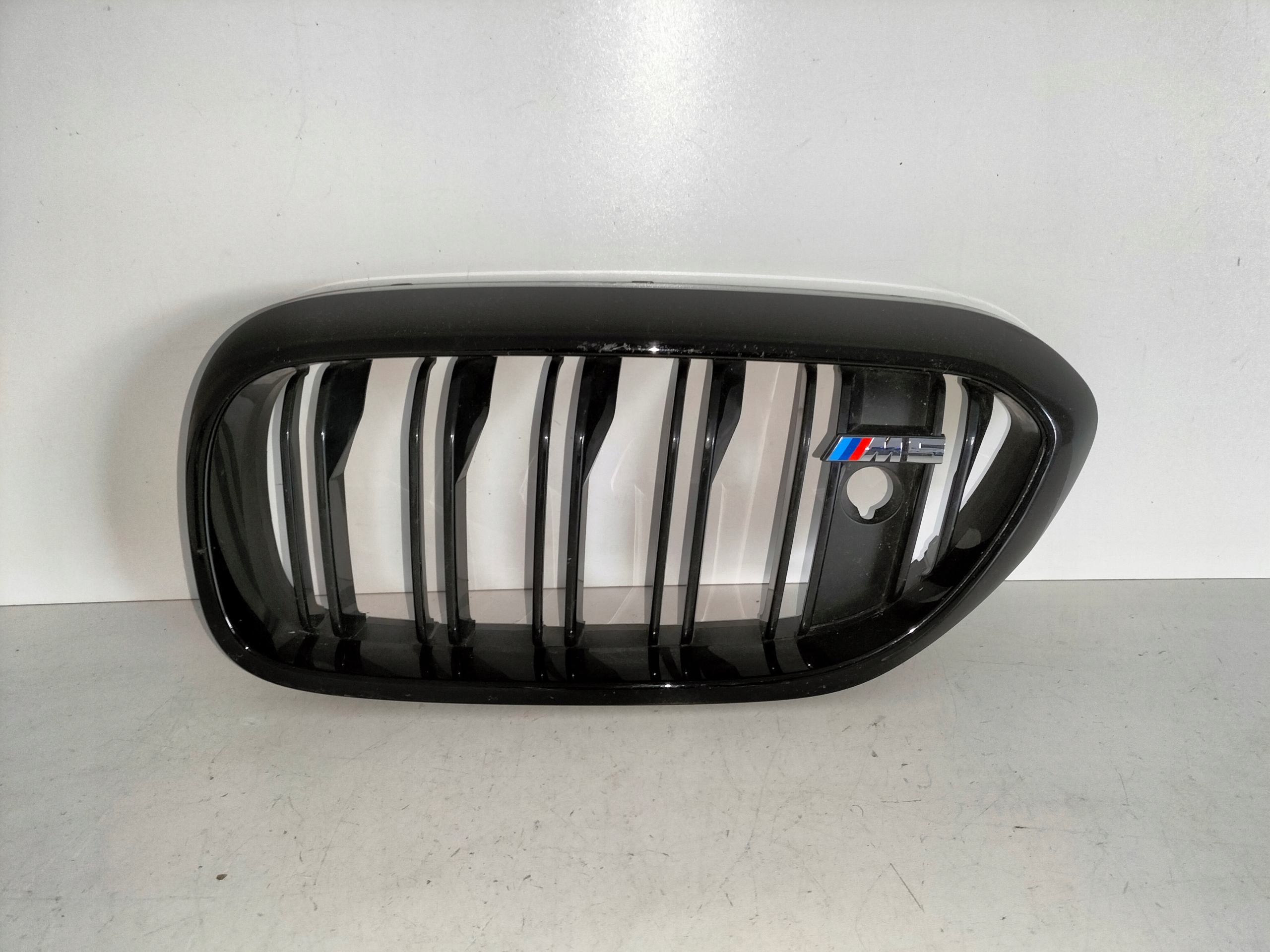 maszk hip pack hűtőrács bal BMW M5 F90 17