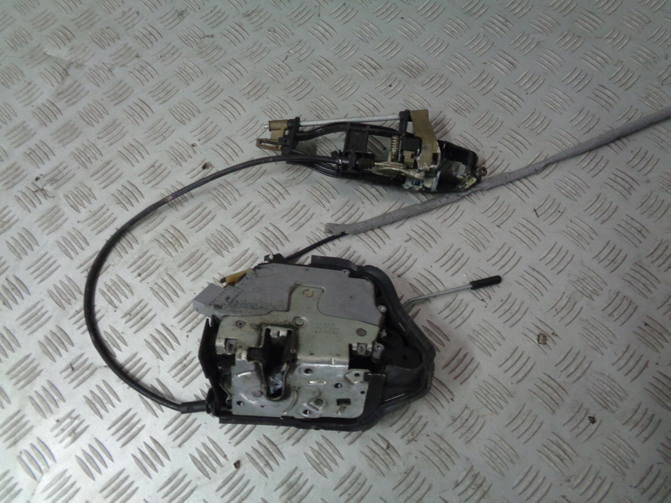 BMW E46 CABRIO 2.0CD ZAMEK DRZWI PRAWY PRZÓD PRZEDNI