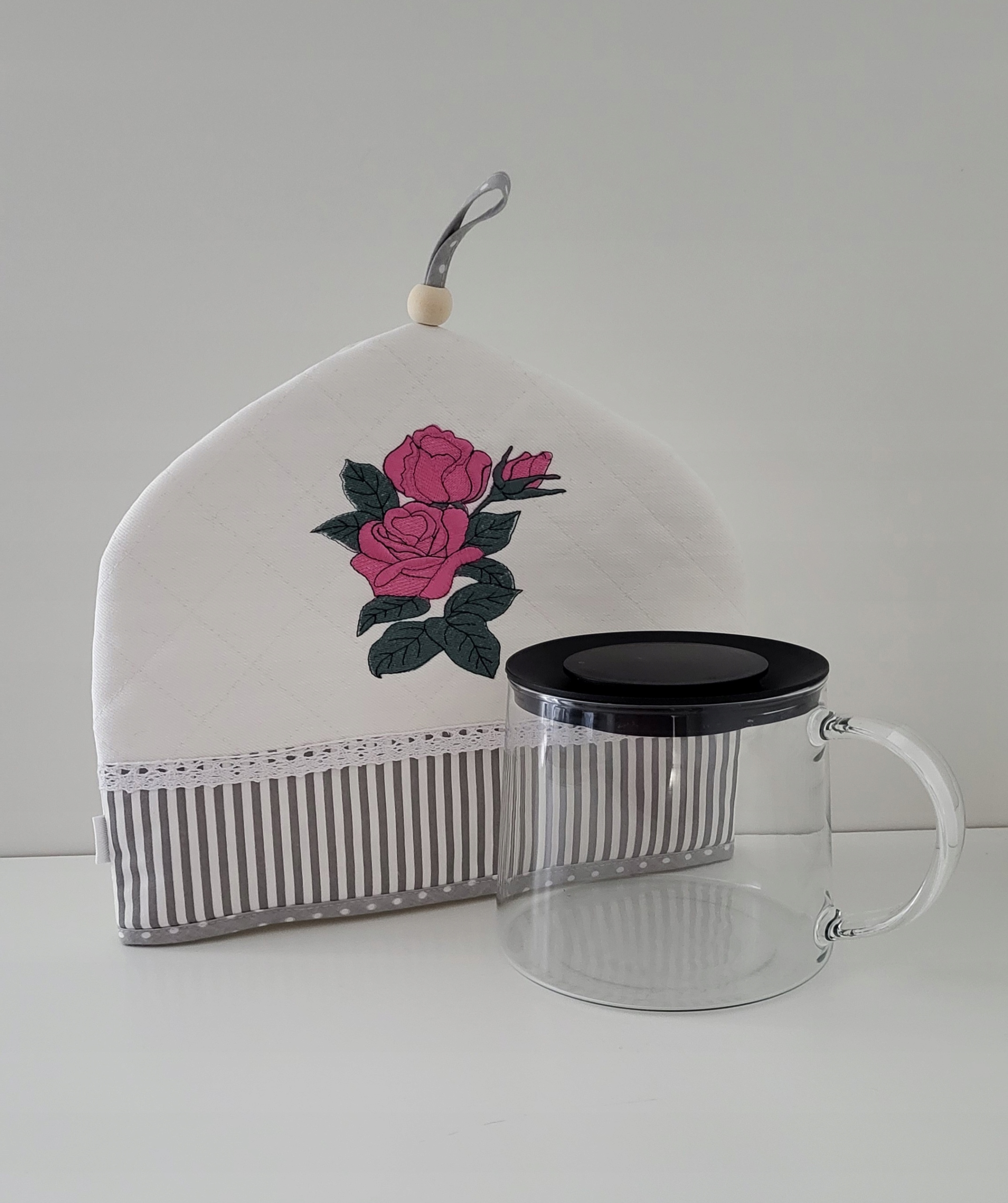 Prošívaný a vyšívaný Ohřívač na džbán hrnek ibrík konvice 32x26cm