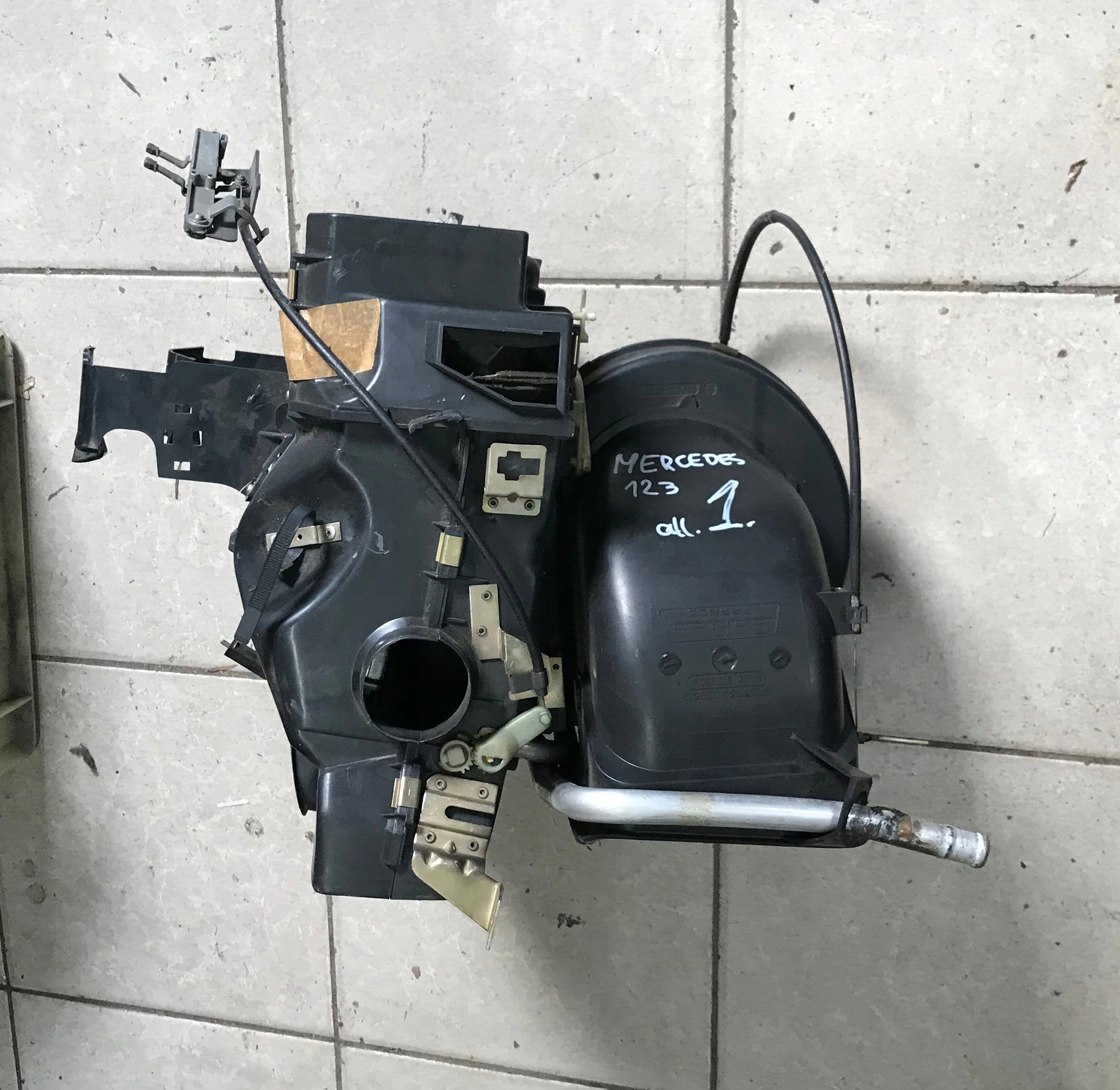 AX02577692M - MERCEDES W123 123 обогреватель