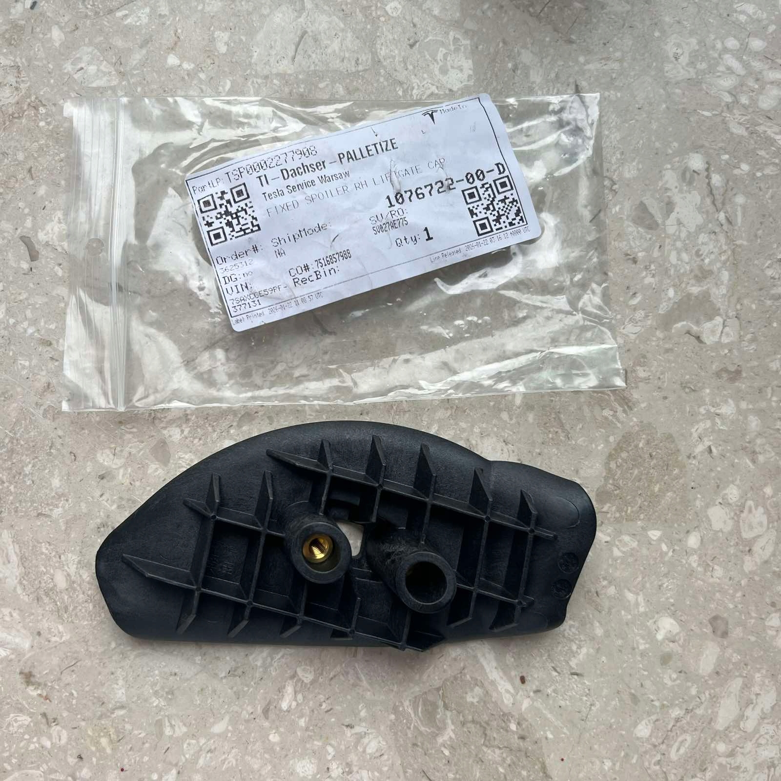 TESLA X holder console stand SPOJLERA right 1076722-00-D new