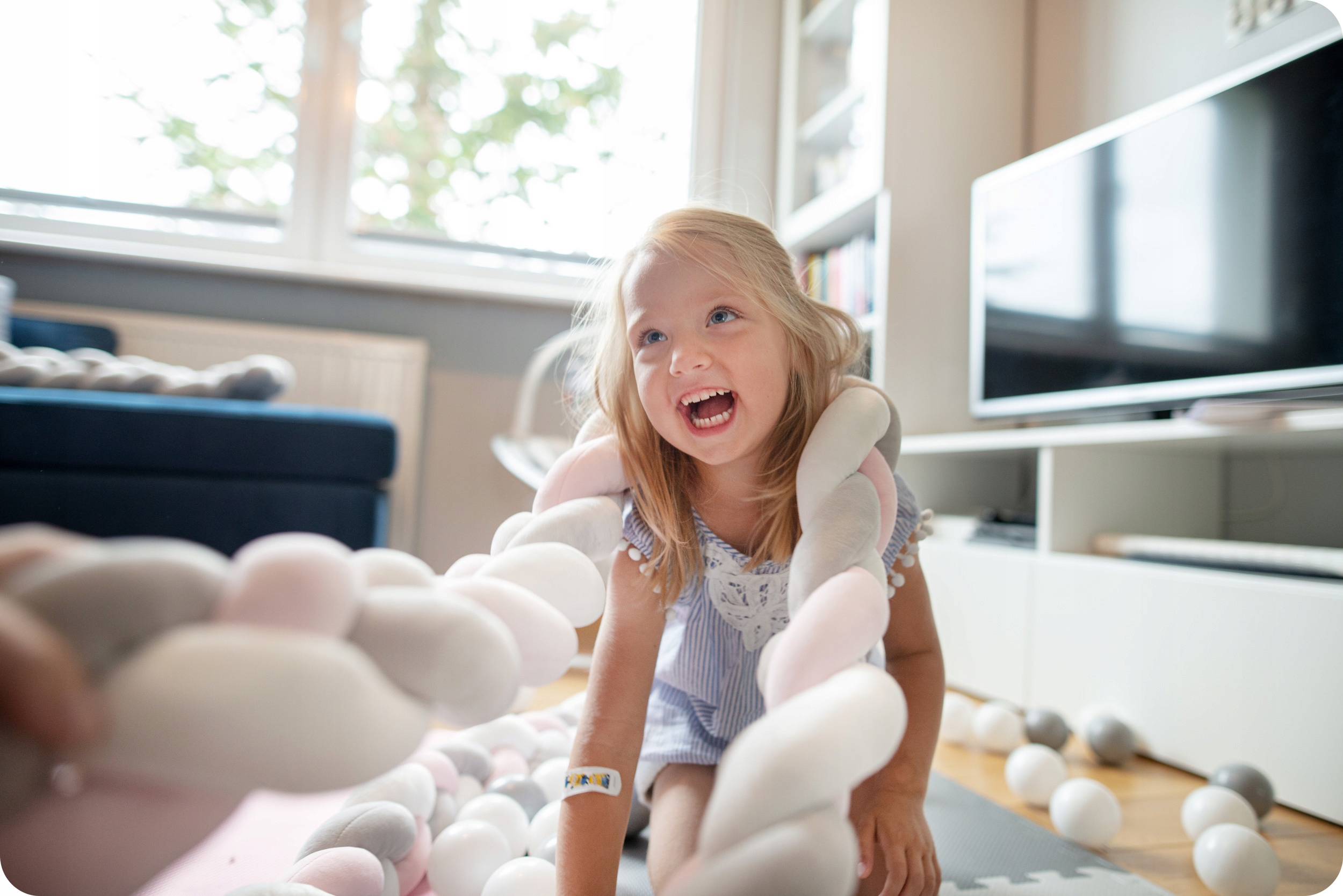 OCHRANIACZ DO ŁÓŻECZKA WARKOCZ OTULACZ PLECIONY 3m Kolor dominujący odcienie szarości i srebra