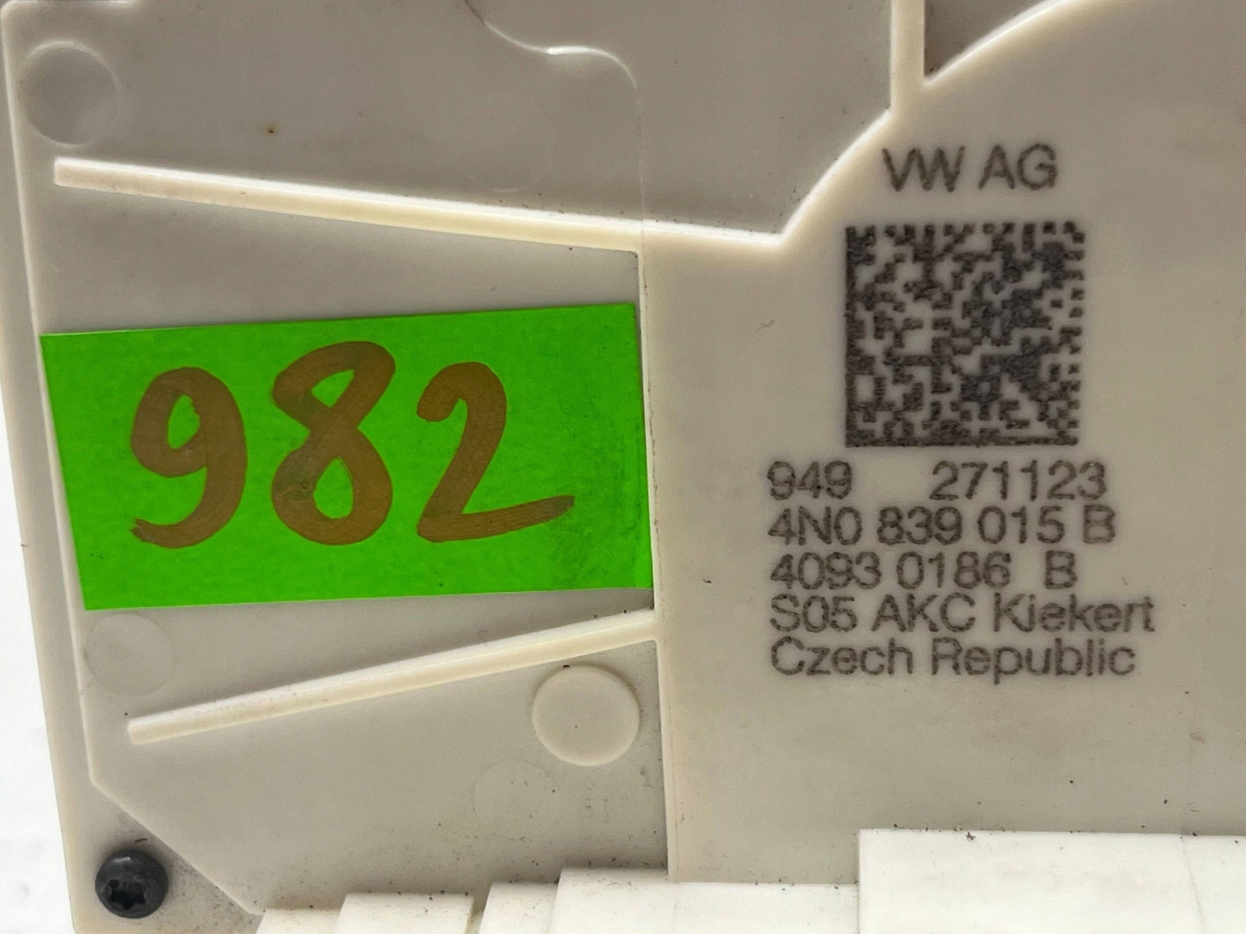 AUDI A8 D5 lock door left rear part 4N0839015B @M