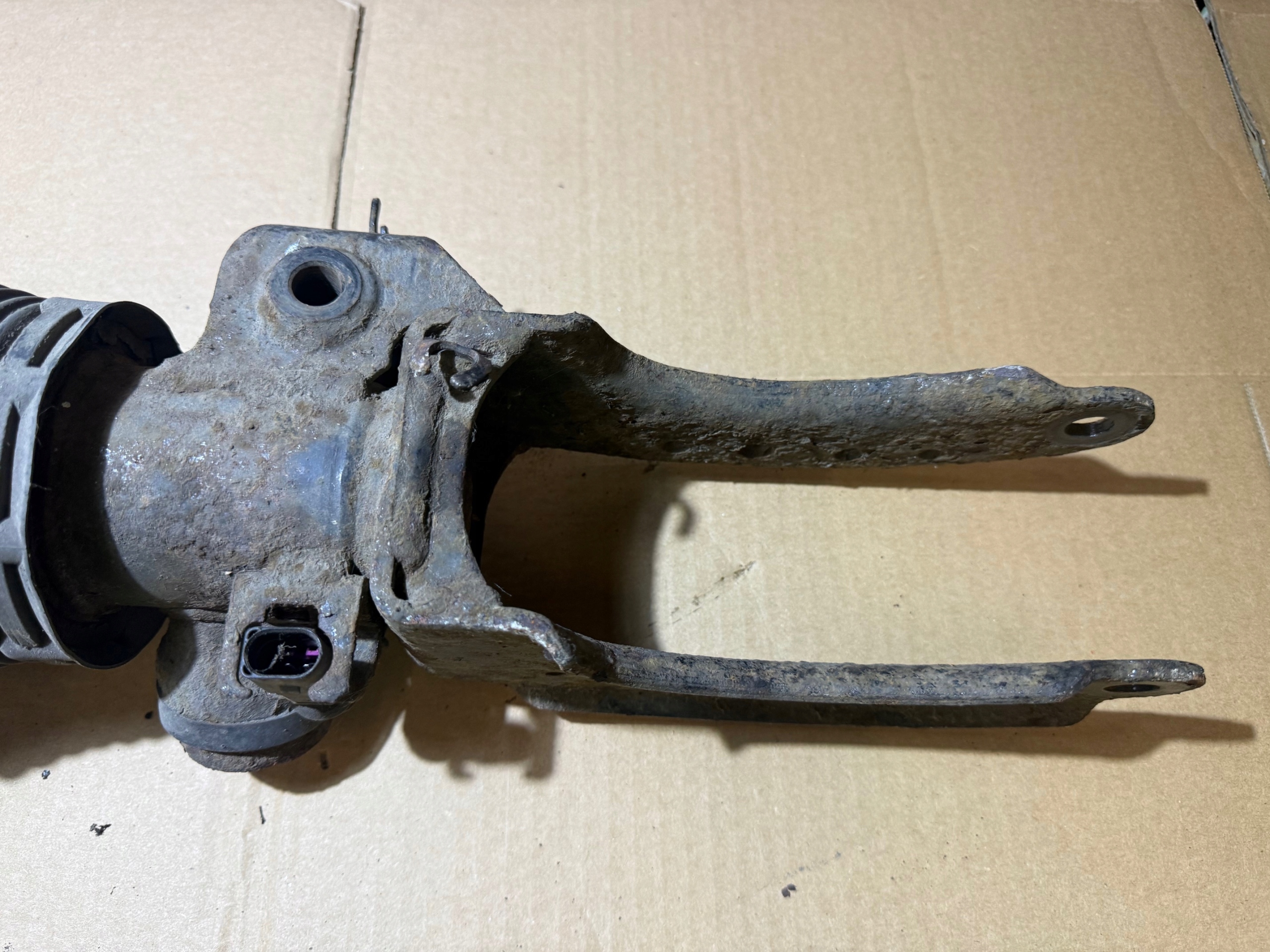 AUDI Q7 4L shock absorber PNEUMATYCZNY right front front 7L8616040B