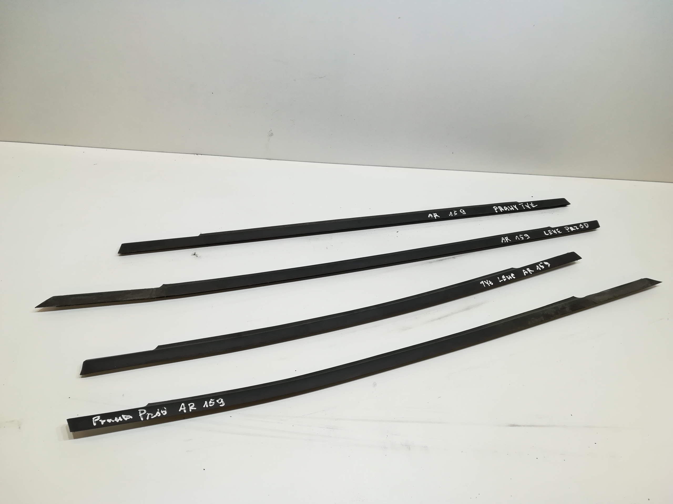 LISTWA ZGARNIAJĄCA SZYBY PRZÓD TYŁ ALFA ROMEO 159