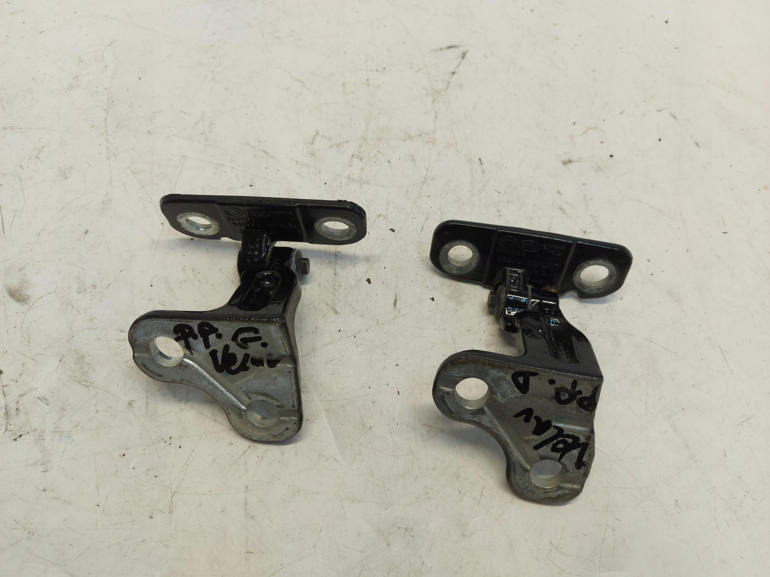 Range Rover VELAR L560 2.0d 2021r hinge hinges door right front lower