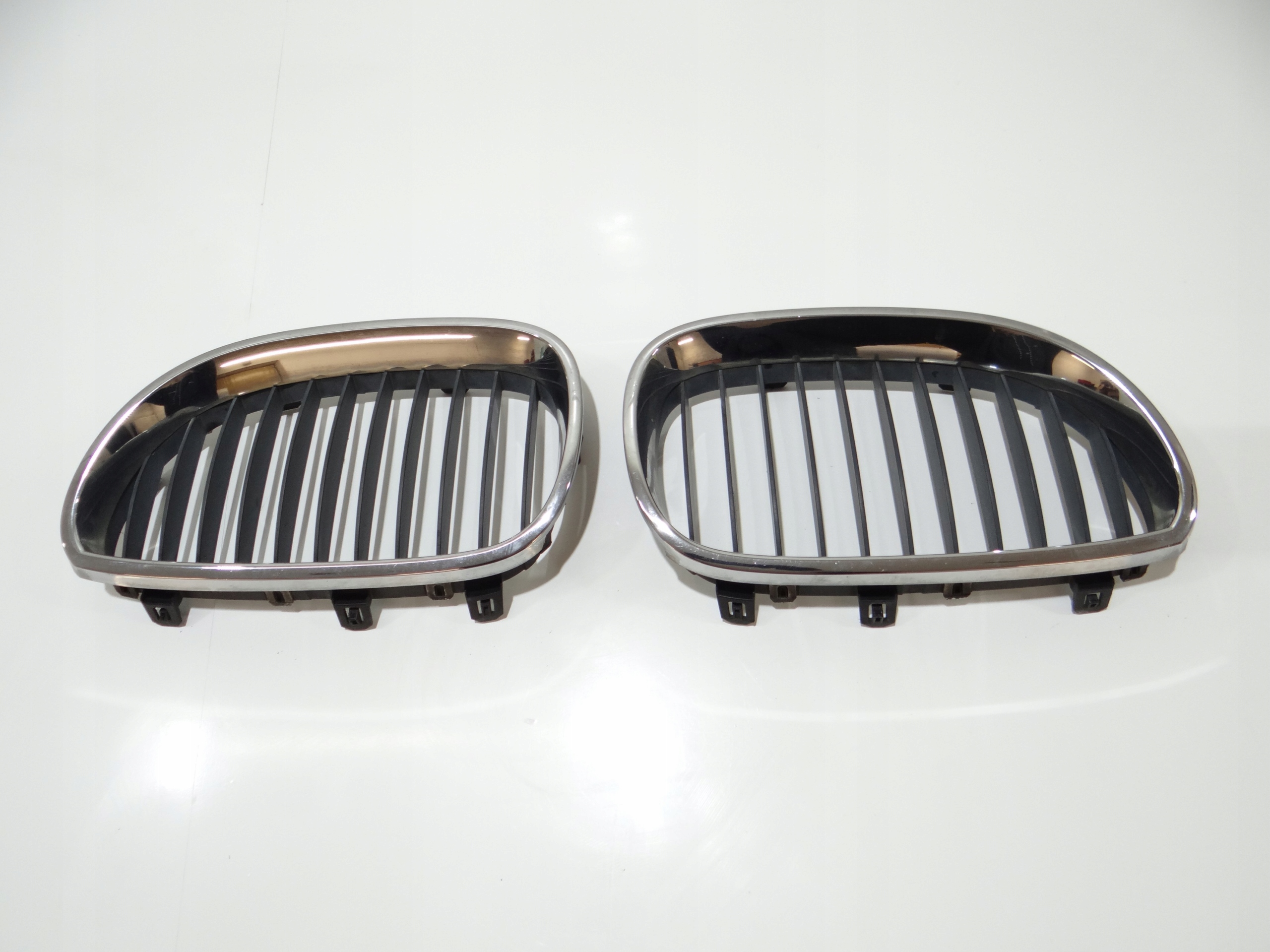 NERKI hűtőrács maszk BMW E60 E61 OE 7027062 (4647733) KOMPLET