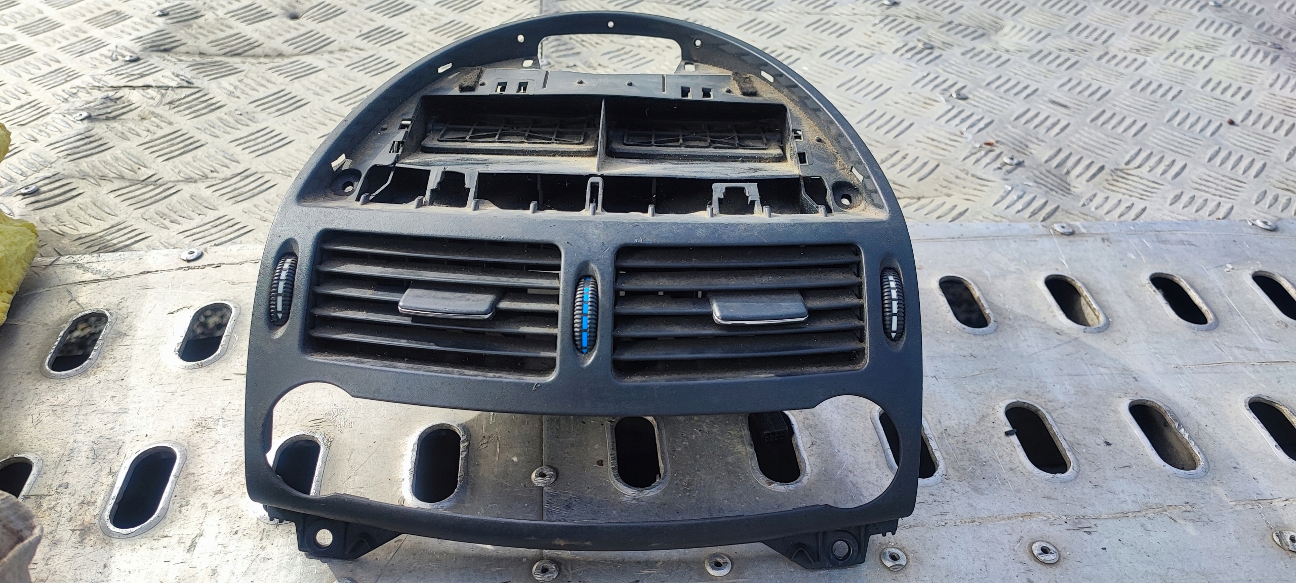 KRATKA NAWIEWU ŚRODKOWA MERCEDES W211 2118300054