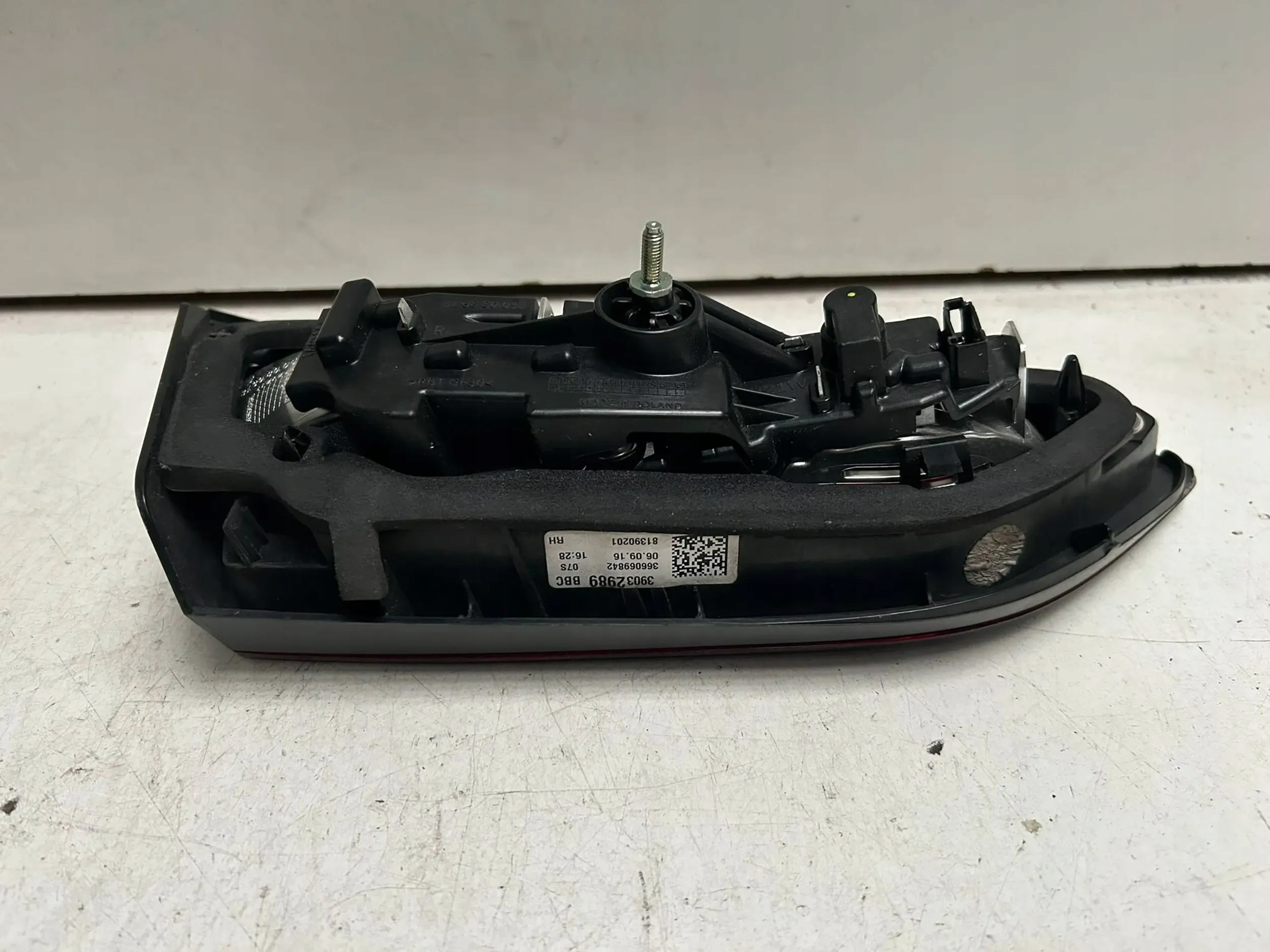 Lampa tył prawy na klapę Opel Astra K Producent części Opel OE