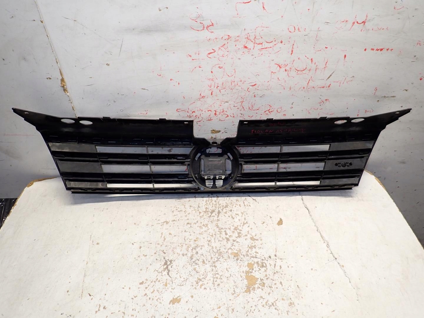 Grill VW TIGUAN II 2015-2020 5NA853653