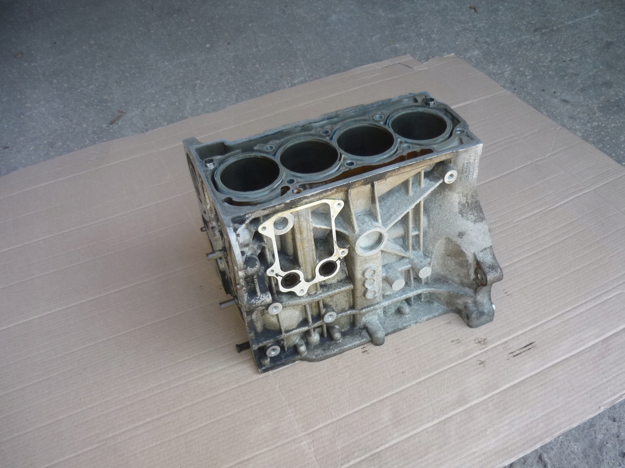 БЛОК ДВИГАТЕЛЯ 1.6 FSI15km BLF3c103019g/H ИСПРАВНЫЙ ХОРОШИЙ