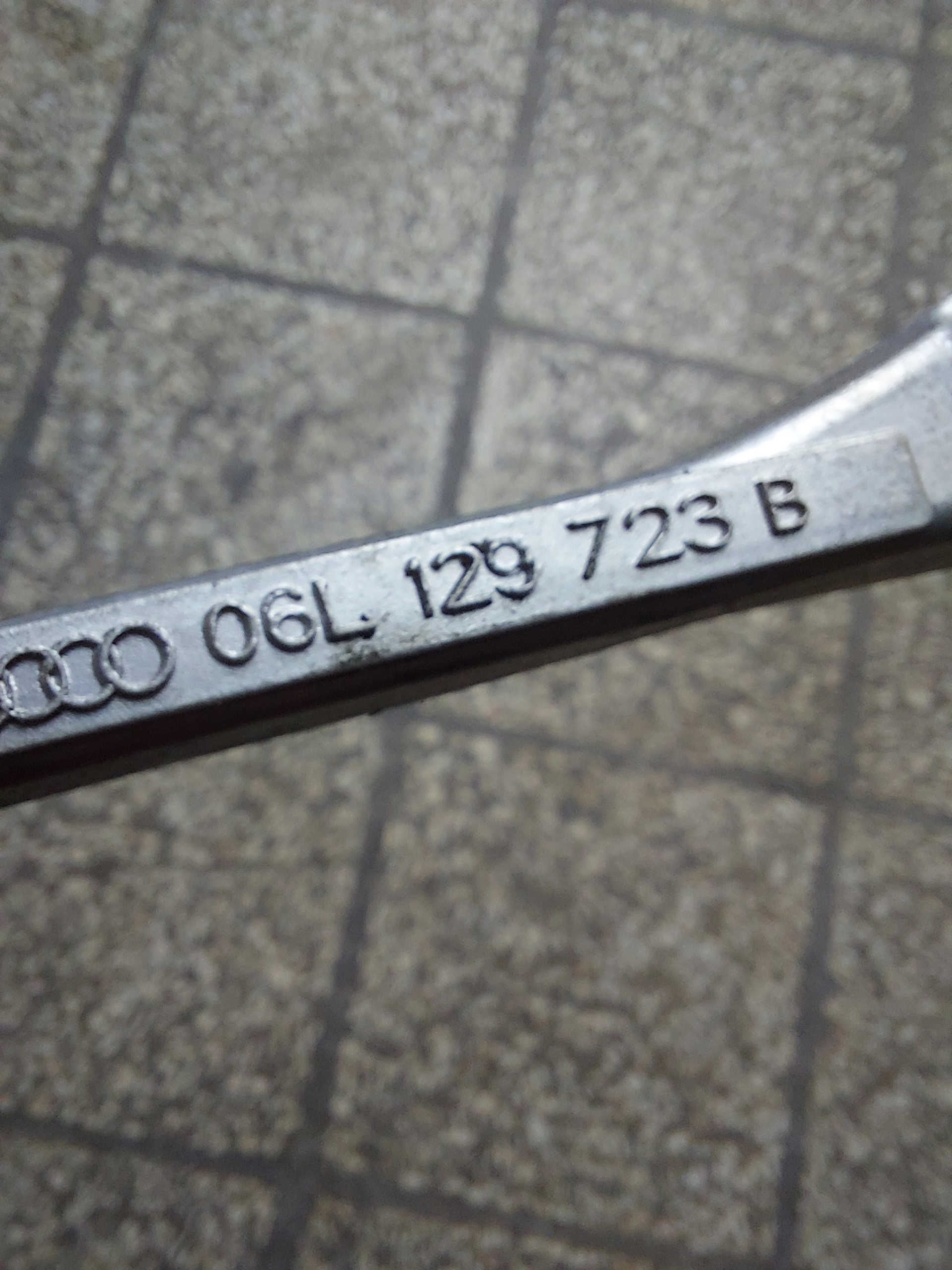 console holder header pipe AUDI A4 B9 8W A5 F5 2.0 TFSI OE EU