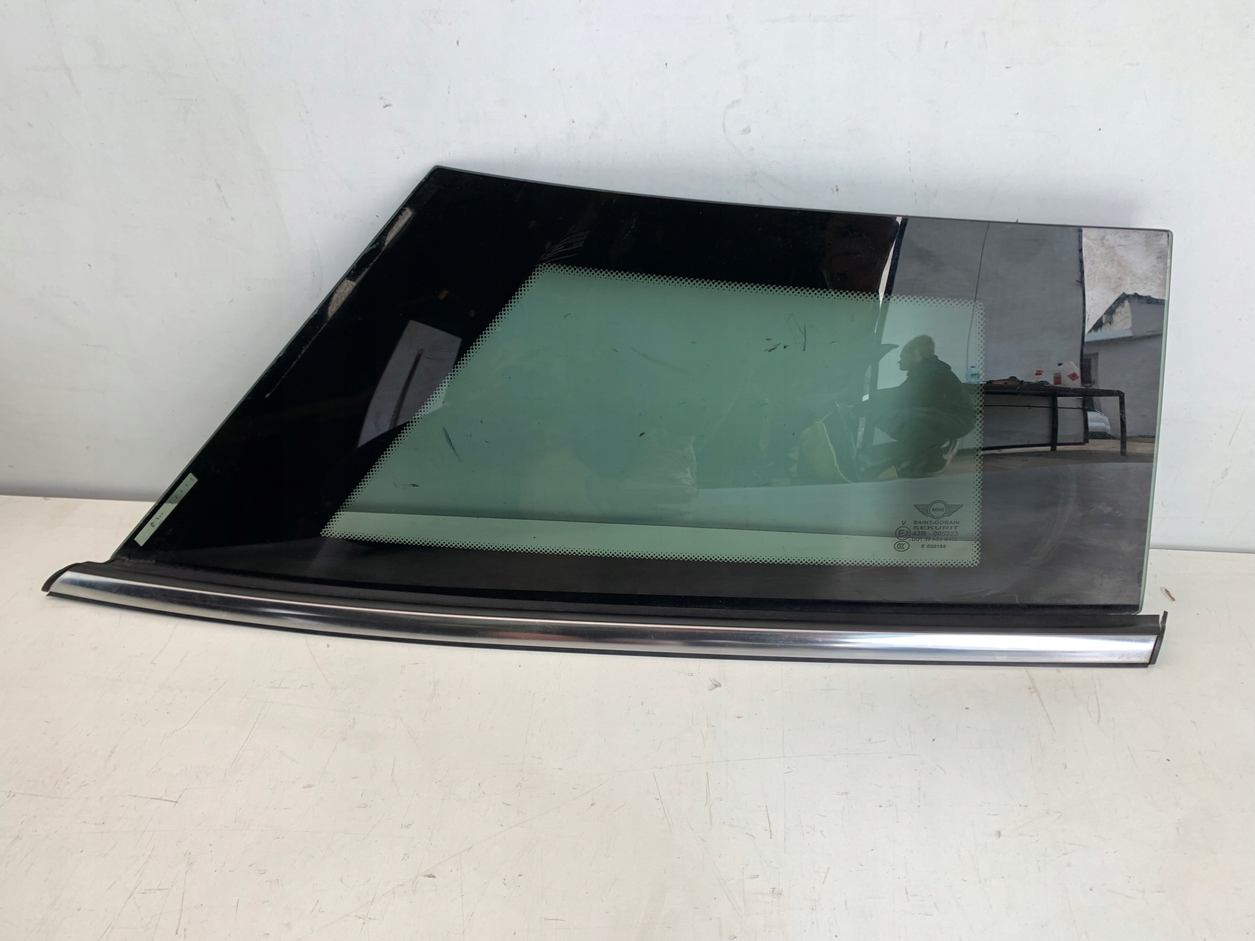 MINI R58 COUPE кузовное стекло задний правый хром