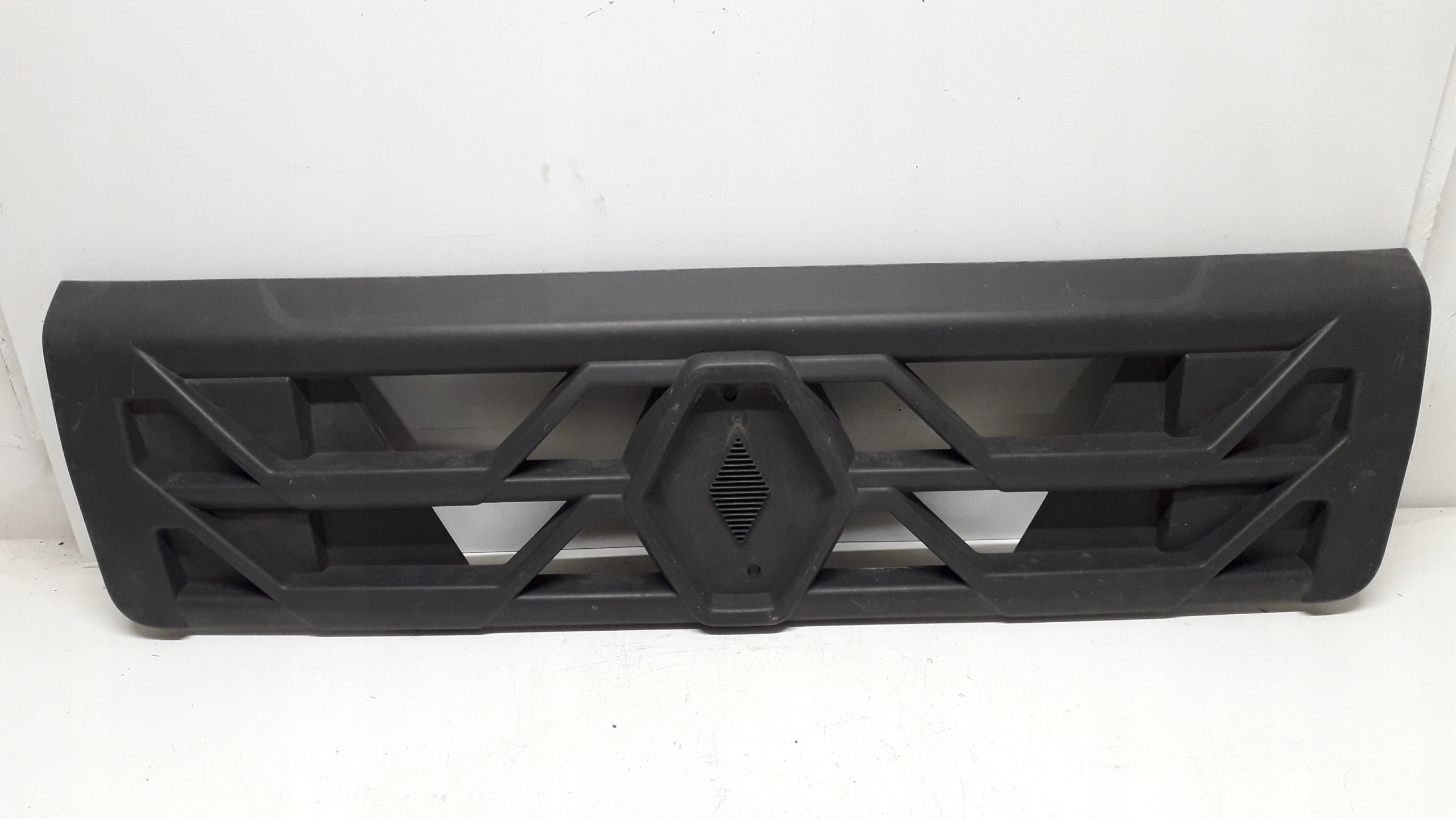 RENAULT GAMA D GRILL GRIL ATRAPA 82564243