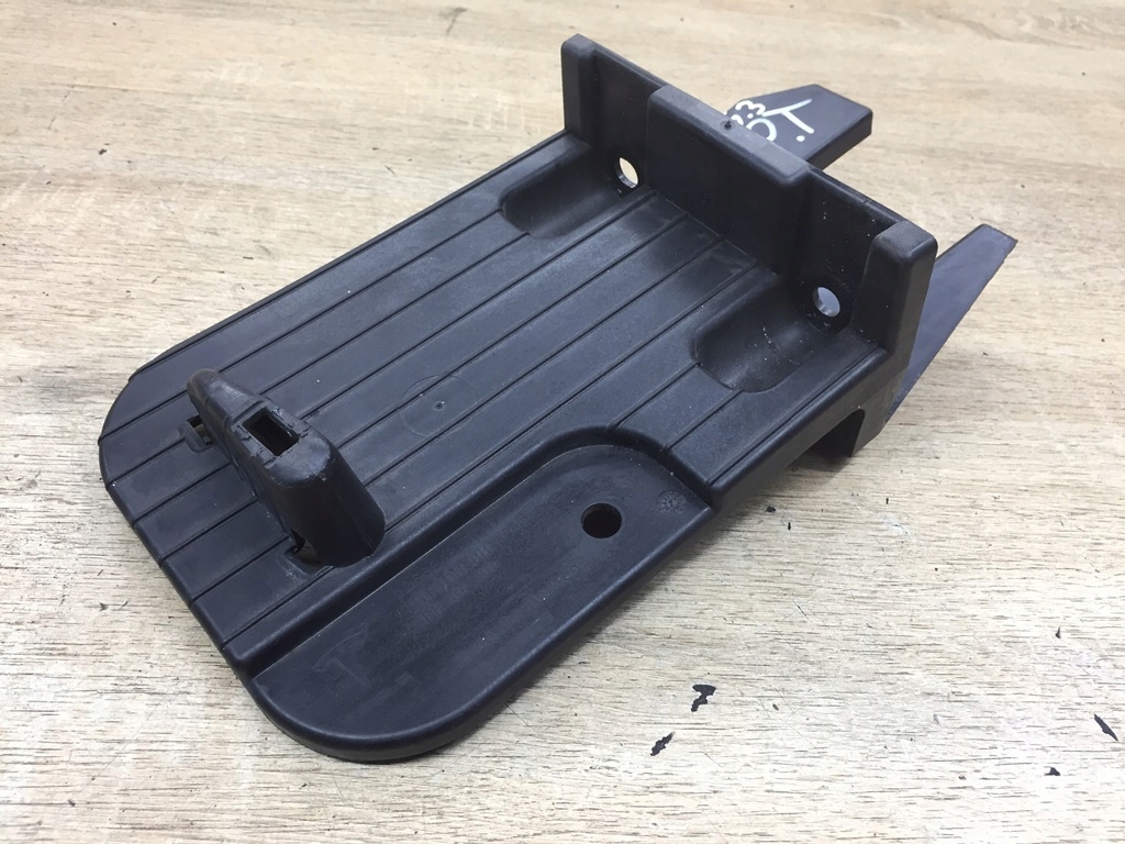 1066848-00-D - КРЕПЛЕНИЕ ПОЛА БАГАЖНИКА ПРАВОЕ RH TESLA X