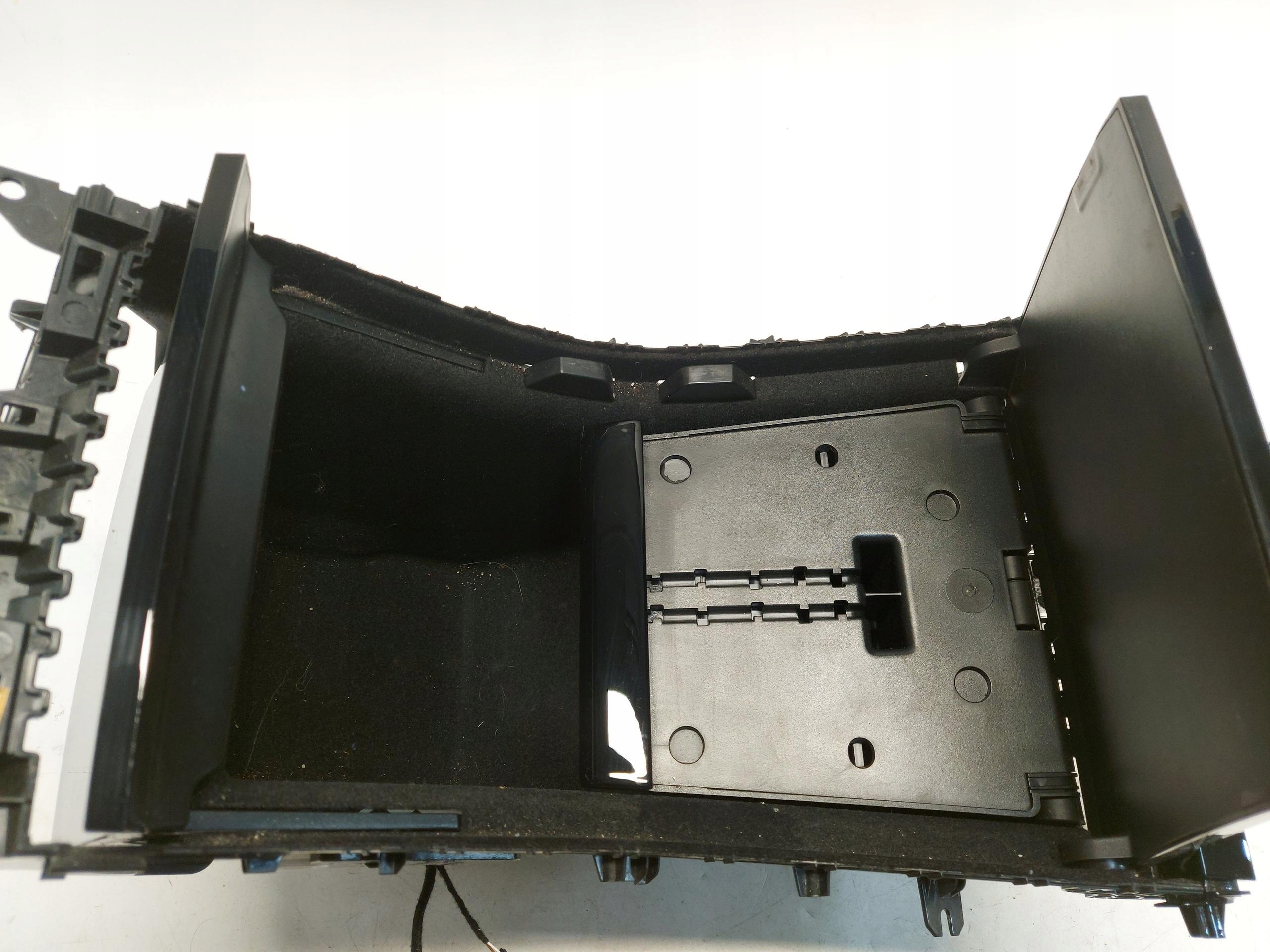 TESLA 3 III Handschuhfach tunel mitte USB