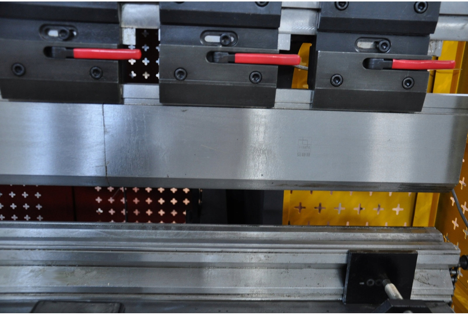 HYDRAULICZNA PRASA KRAWĘDZIOWA CNC KRAWĘDZIÓWKA 60x1600 STEROWNIK ESTUN E21 Marka Metal Technics Polska