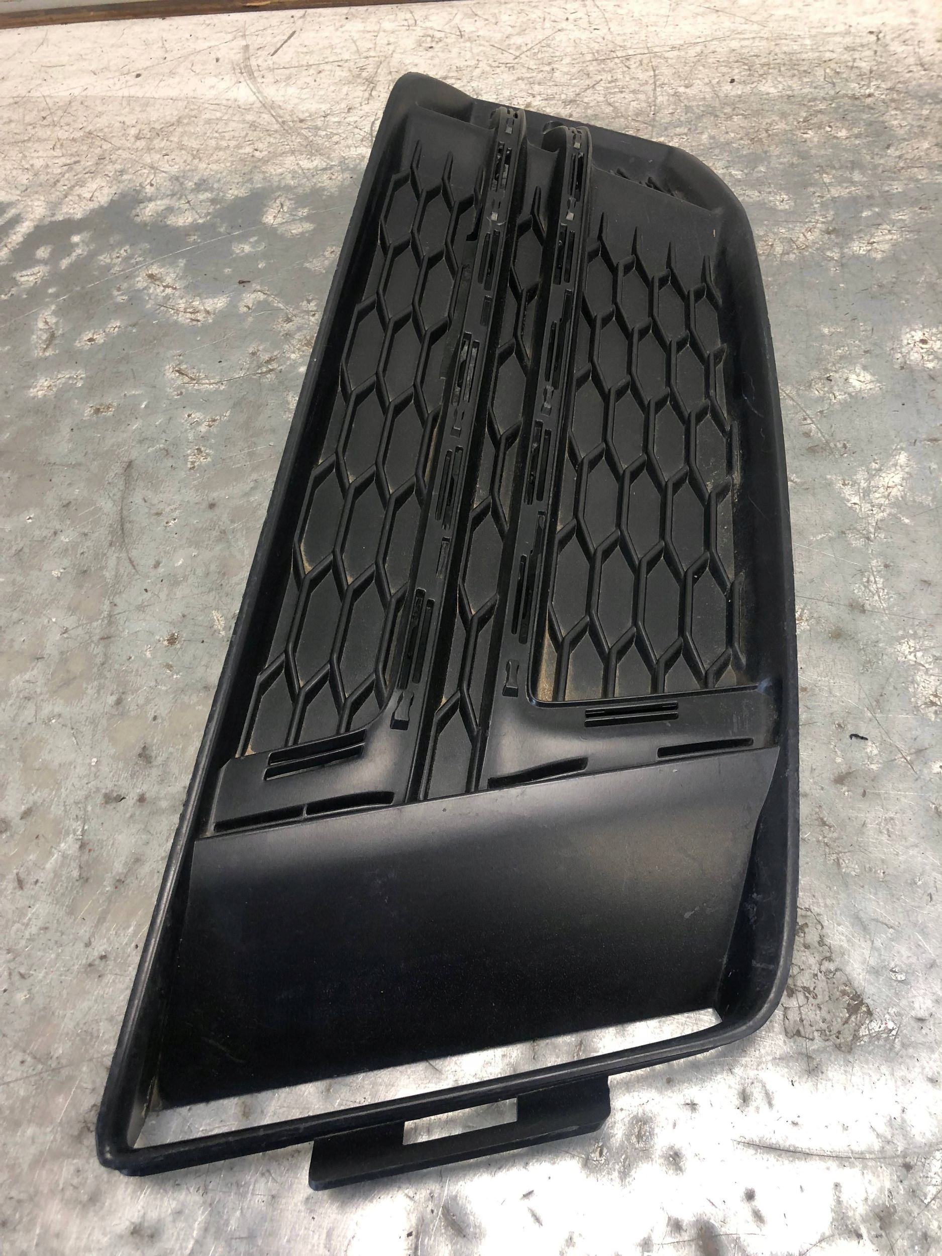 grid of a bumper left front AUDI A4 B9 S-LINE 8W0807681F