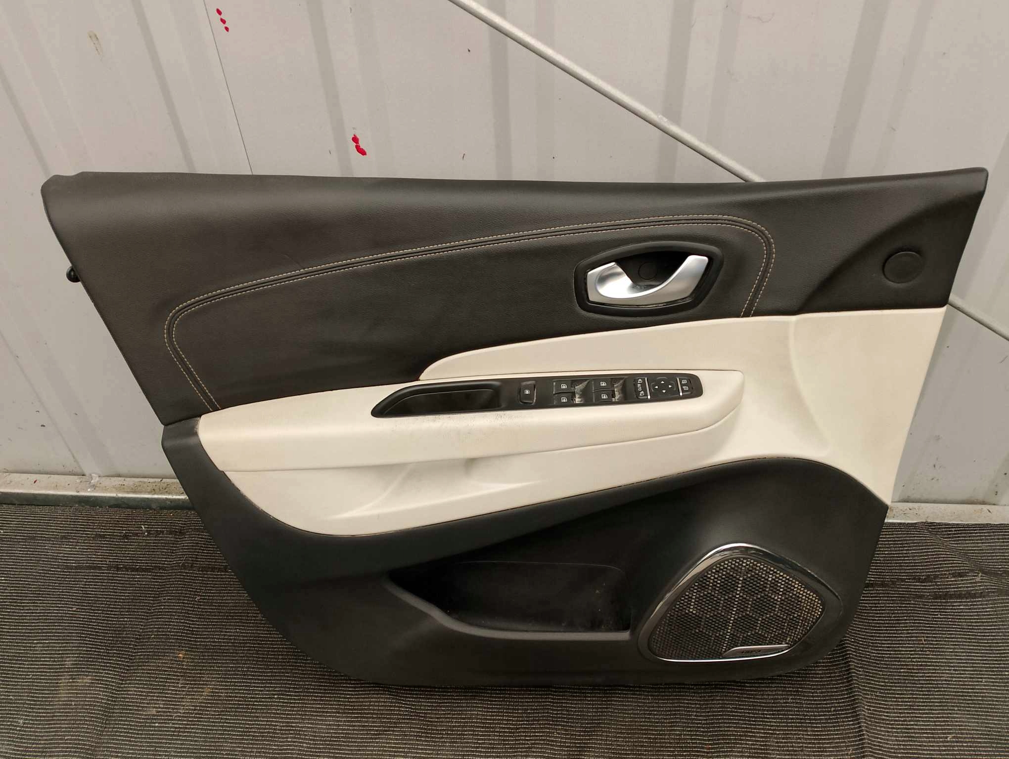 renault CAPTUR дверные карты передний левый 809013169R