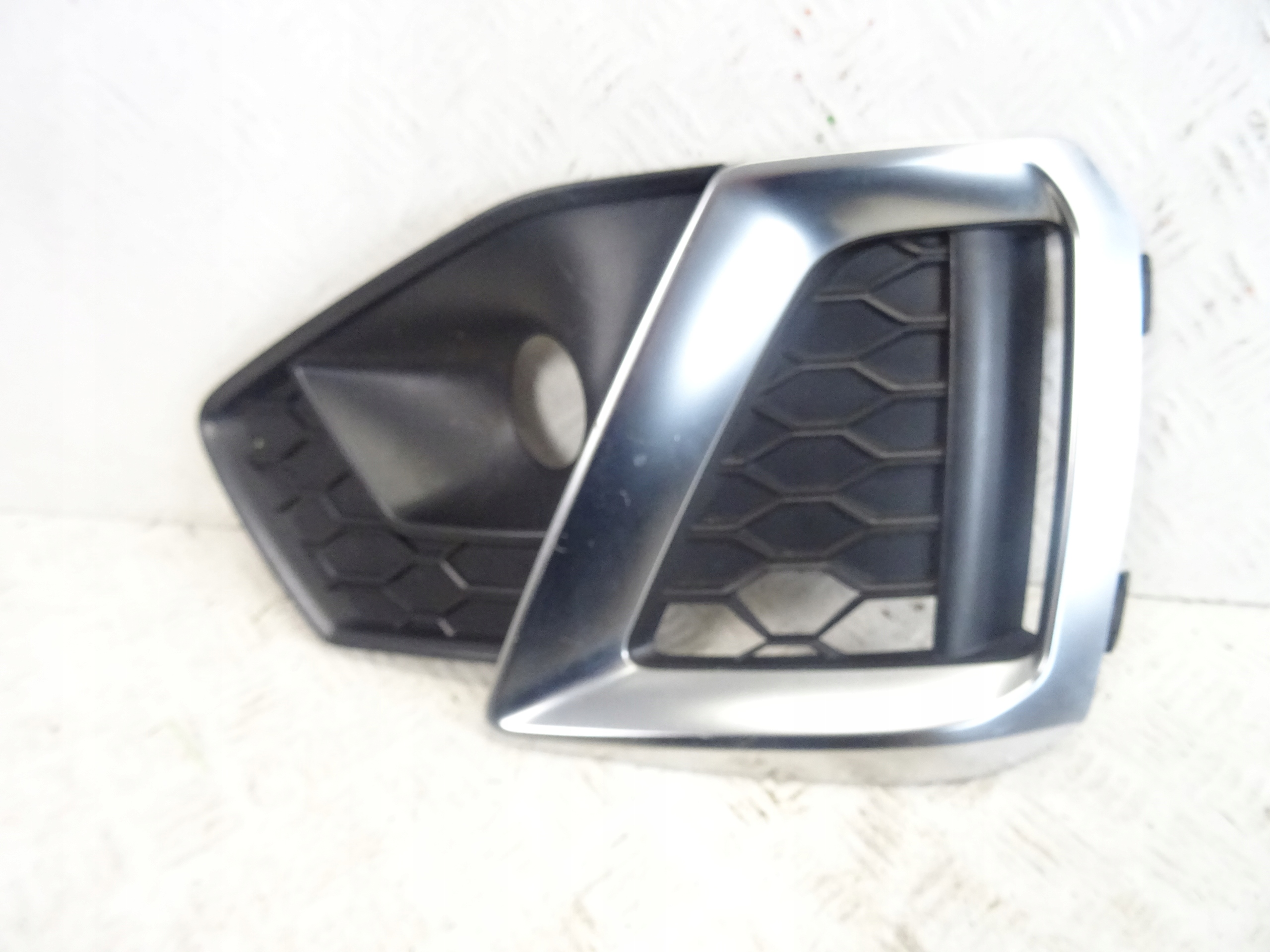 grid of a bumper front front right AUDI A4 B9 LIFT S-LINE 8W0807682AM