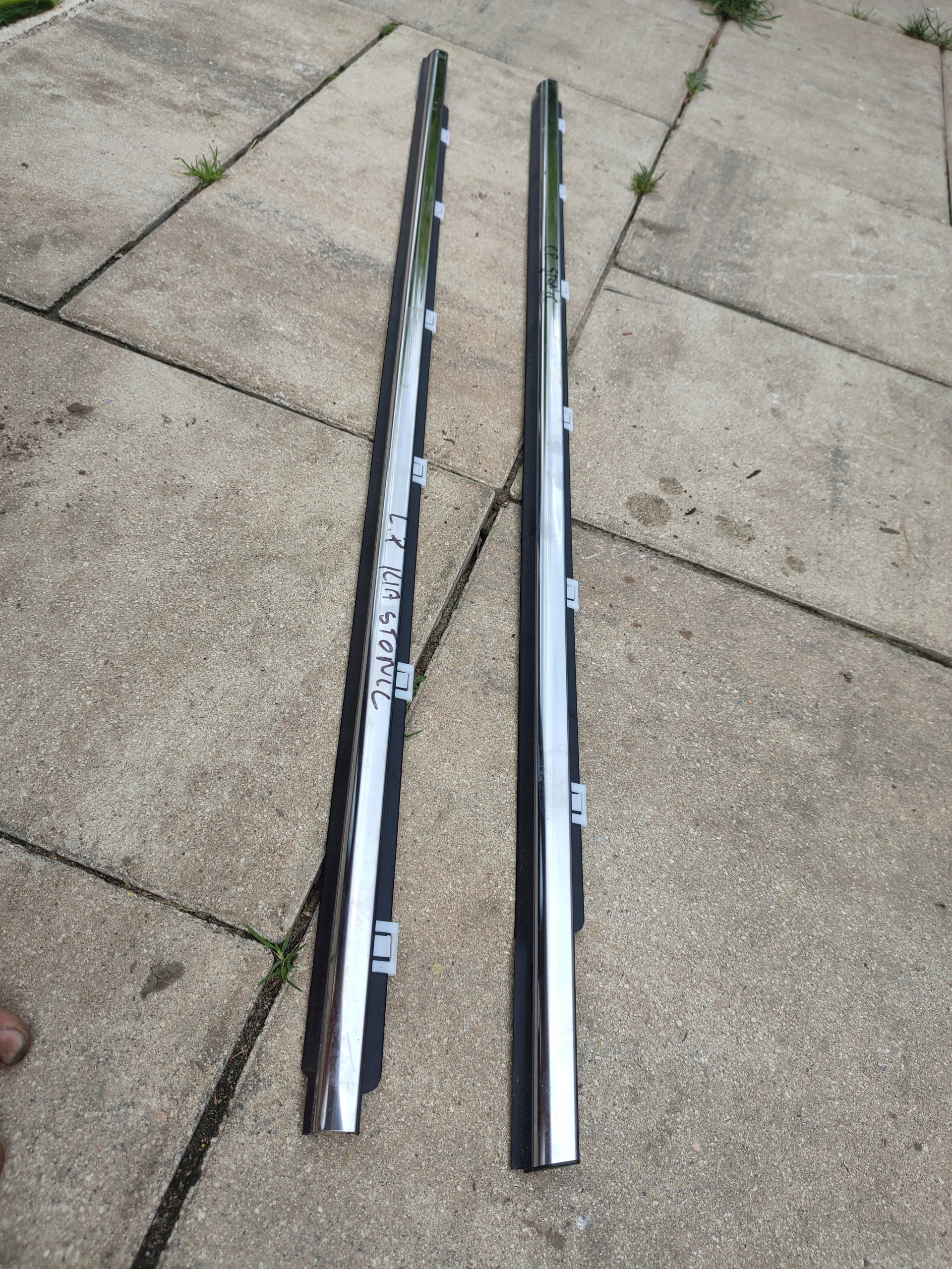 LISTWA ZGARNIAJĄCA DRZWI LEWA PRZÓD PRZEDNIA KIA STONIC LIFT Kolor srebrny